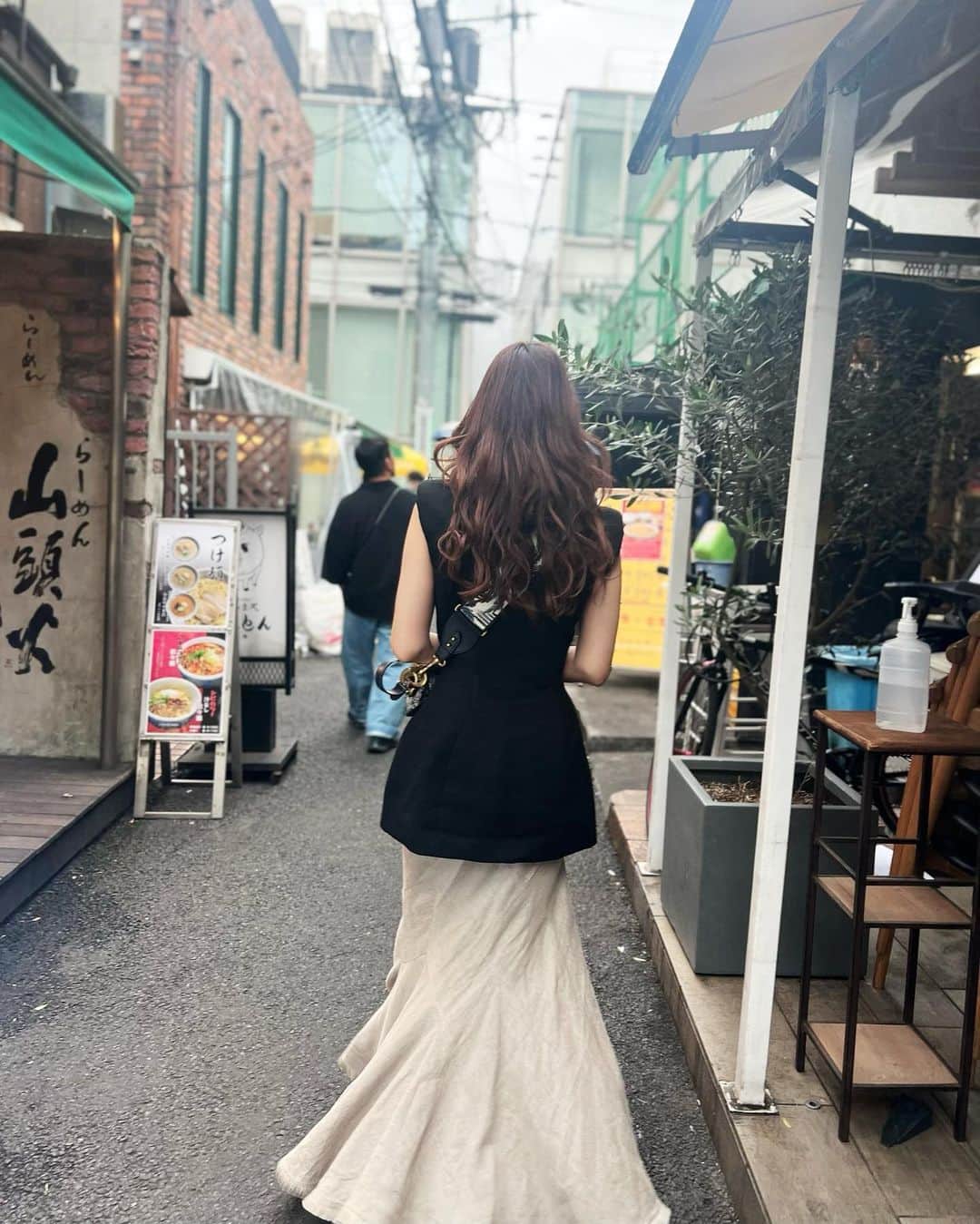 神崎恵のインスタグラム：「・ 朝のライブでもお話をした、制作中のガードル。 毎日試着をしています。 ウエストキュッと。 下っ腹はぺたんこに。 ヒップはまあるく高く。 太腿はすっきり。 履き心地よく、 服を着てもスッキリ見えるものを目指してブラッシュアップ中。 なので毎日、服を数回着替えて、前、横、後ろ、斜め、さまざまな角度からの見え方や、立ったり座ったり、走ったり、しゃがんだりの履き心地も念入りに観察、体感中です。 ４枚目は、今日の仕上がりを息子が撮ってくれました🕴️  浮腫みやすく、太りやすいわたしは、あまりラーメンは食べないのだけど。 美味しいよねぇ、ラーメン🍜 今日の昼は、お家でZENBヌードルの細麺を茹で、ベジとんこつ風ラーメンソースにゆで卵をのせて食べました。 大満足。」
