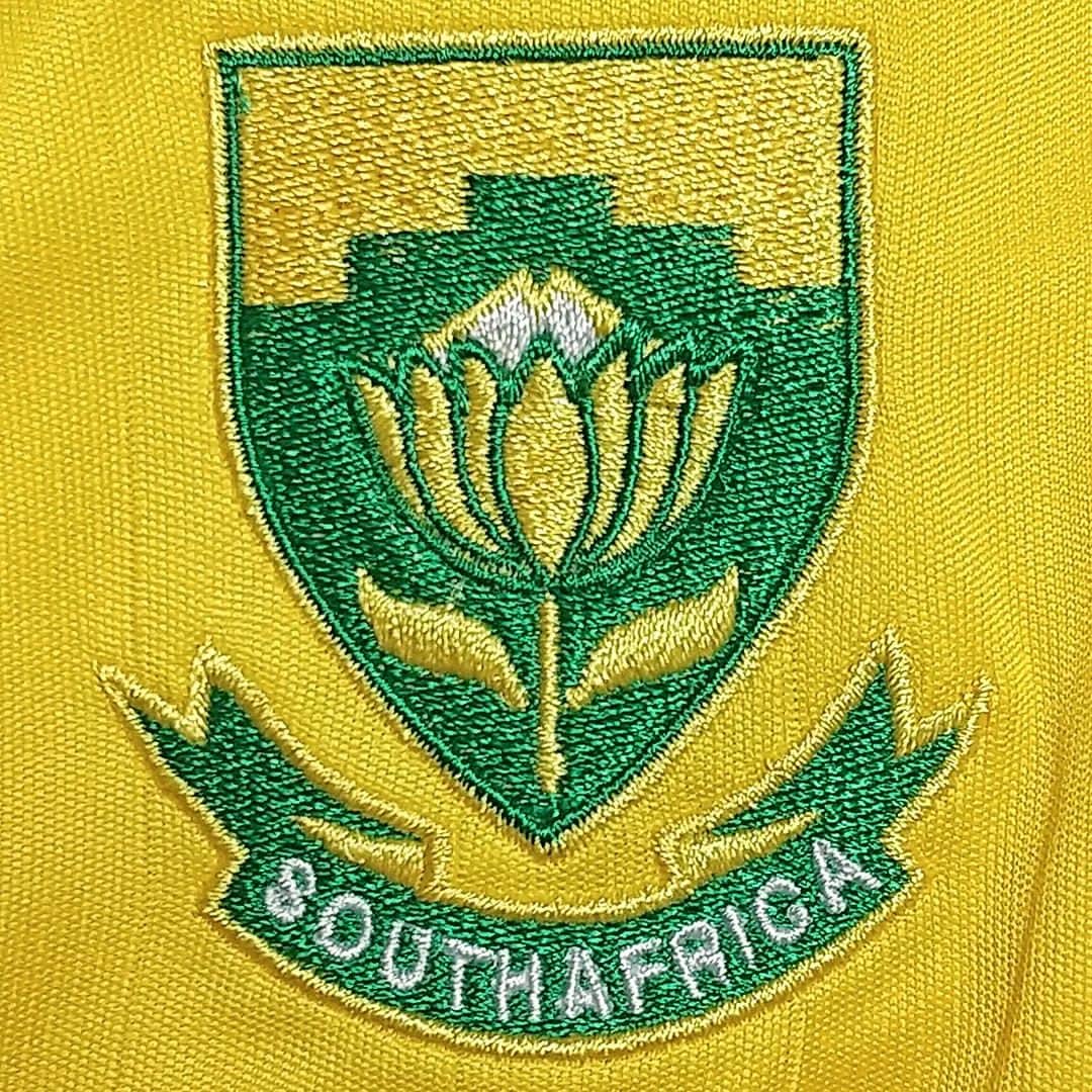 サッカーニュース：Qoly（コリー）さんのインスタグラム写真 - (サッカーニュース：Qoly（コリー）Instagram)「南アフリカ代表 2006 adidas ホーム半袖 ユニフォーム  2006年の #アフリカネイションズカップ （ #AFCON 2006 ）やフレンドリーマッチで使用した #サッカー南アフリカ代表 のホームユニフォーム。 国旗の2色であるイエローとグリーンを組み合せた鮮やかなカラーが印象的。  このモデルは久しぶりに国花の #キングプロテア が復活。 90年代のユニフォームまで使われていたこの花の図柄を右胸に、南アフリカサッカー協会のエンブレムを左胸にそれぞれ刺繍。  シャツ前面に落とし込むシャドーのピンストライプもおしゃれなデザイン。  ▶ご購入は『Qoly×LFB vintage』からどうぞ！→ @qolylfb  #南アフリカ代表2006 #ホームキット #アフリカネイションズカップ2006 #afcon2006 #サッカー #football #soccer #ユニフォーム #サッカー好き #サッカーユニフォーム #ヴィンテージサッカーユニフォーム #サッカーファッション #スポーツファッション #新品デッドストック #サッカーショップ #サッカーユニフォームショップ #qoly_lfb_vintage」7月1日 23時30分 - qolyjp