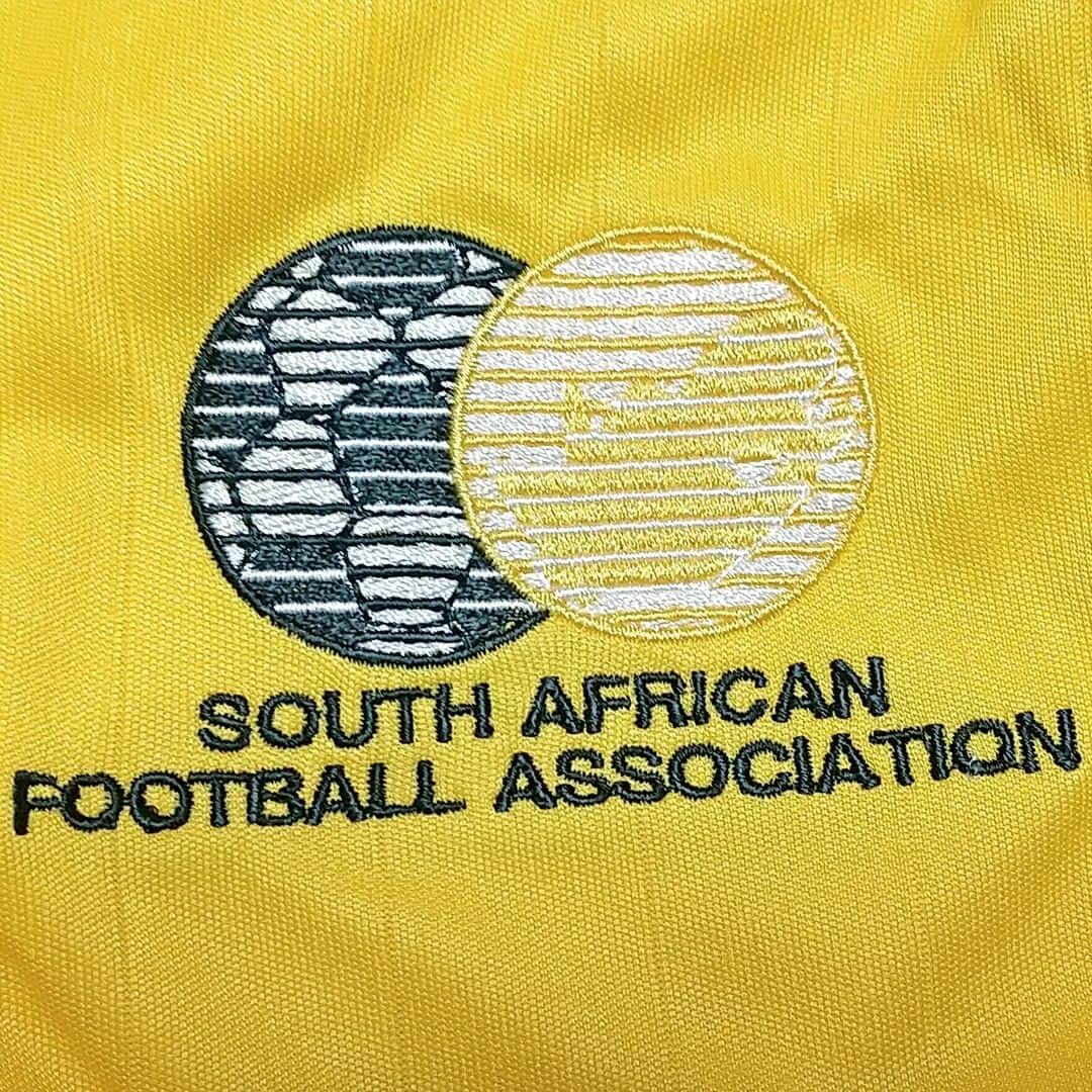 サッカーニュース：Qoly（コリー）さんのインスタグラム写真 - (サッカーニュース：Qoly（コリー）Instagram)「南アフリカ代表 2006 adidas ホーム半袖 ユニフォーム  2006年の #アフリカネイションズカップ （ #AFCON 2006 ）やフレンドリーマッチで使用した #サッカー南アフリカ代表 のホームユニフォーム。 国旗の2色であるイエローとグリーンを組み合せた鮮やかなカラーが印象的。  このモデルは久しぶりに国花の #キングプロテア が復活。 90年代のユニフォームまで使われていたこの花の図柄を右胸に、南アフリカサッカー協会のエンブレムを左胸にそれぞれ刺繍。  シャツ前面に落とし込むシャドーのピンストライプもおしゃれなデザイン。  ▶ご購入は『Qoly×LFB vintage』からどうぞ！→ @qolylfb  #南アフリカ代表2006 #ホームキット #アフリカネイションズカップ2006 #afcon2006 #サッカー #football #soccer #ユニフォーム #サッカー好き #サッカーユニフォーム #ヴィンテージサッカーユニフォーム #サッカーファッション #スポーツファッション #新品デッドストック #サッカーショップ #サッカーユニフォームショップ #qoly_lfb_vintage」7月1日 23時30分 - qolyjp