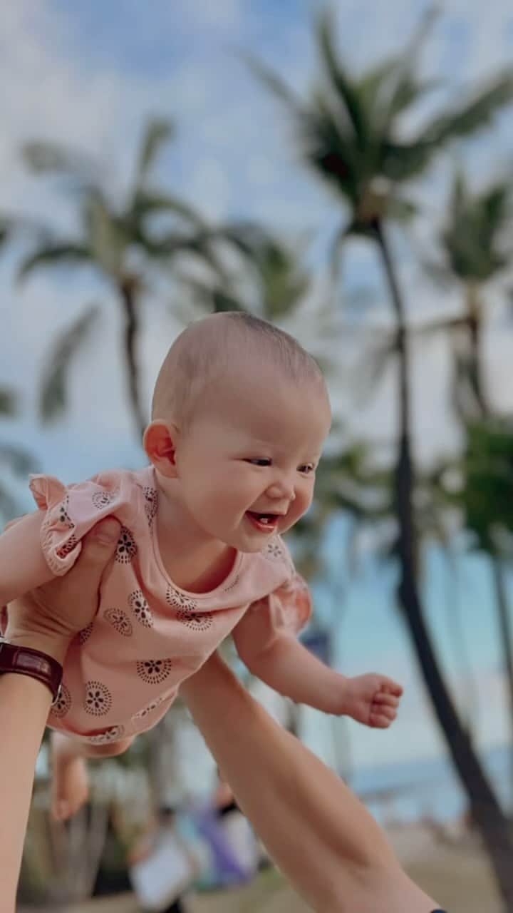 宮崎沙矢加のインスタグラム：「Hawaii makes us smile and happy every day🌺Mahalo . . . Hawaiiラスト7daysをまとめてみた🤍 ハワイで妊婦生活できて出産して9ヶ月まで子育てもでき のびのびとストレスフリーでした💕💕🤙🏽ありがとうハワイ💗 #hawaiilife #waikiki #babymom #hawaii  #hawaii #hawaiilife #love #pictureoftheday #lanikaibeach#kailua #l4l #hawaiian#kailua #waikiki #pregnant  #toypoodle #sandbar #kaneohe #kailuabeach #girlmom #military #militarywife #国際結婚　#ハワイ　#ハワイ生活　#ハワイライフ #ハーフ赤ちゃん#生後9ヶ月#ミリタリー　#ミリ妻」