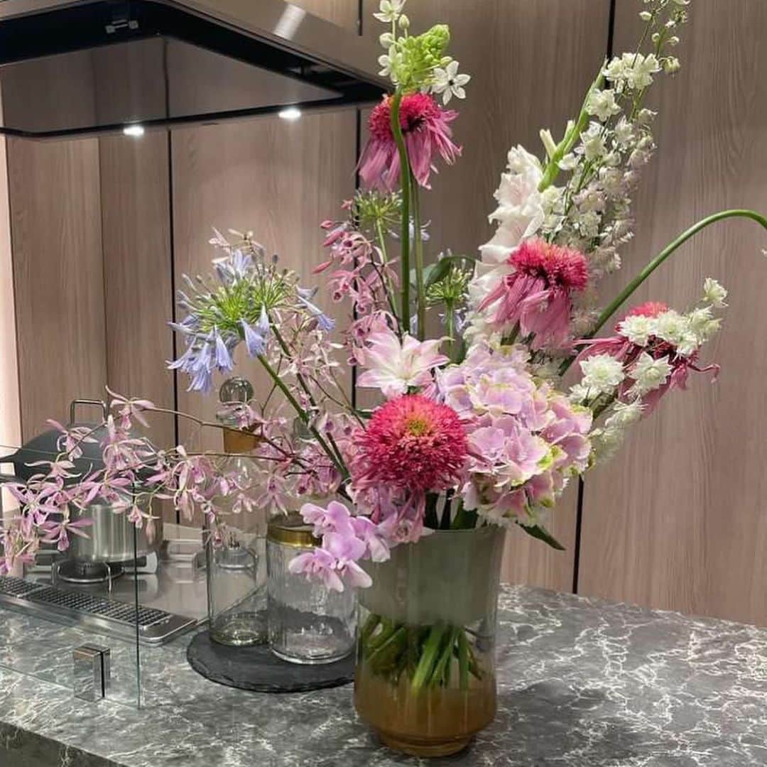 吉村民さんのインスタグラム写真 - (吉村民Instagram)「先日は、 gui 前田有紀さん × モリモト 「初夏のお花をたのしむワークショップ」の司会を担当させていただきました♡  事前に参加者の皆さんにお送りしてあったお花の解説や切り方の説明から、 アドバイスが欲しい方へのレクチャーなどを、とっても丁寧に、わかりやすく教えてくださり、 質問の嵐😂  あっという間に時間が過ぎてしまいました。  その他にも、すでに学芸大学にある モリモトモデルルームには、有紀さんにいけていただいたお花が飾れていたのですが、 その辺の説明もしていただきました  有紀さんのお花の世界は、 お花、いける人、それぞれの個性を大事にされていて、 その中で素敵に飾る方法を見つけさせてくれるのがとても素敵です。 まさに、有紀さんの人柄そのもの。 実は有紀さんとは、10年程前に、お仕事の現場でご挨拶をしたことがあって、とーーっても素敵な方だという印象を持っていたのですが、今のお仕事に転職されてもそれは変わらず。 有紀さんだからこそ創れる優しい世界が広がっていて、 私も幸せな気持ちにさせていただきました✨  今回はモリモト会員様限定のイベントでしたが、今後もお花、アート、インテリア、ビールやワインなどなど、 ライフスタイルの情報発信やイベントを行なっていくということですので、楽しみにしていてください😊  SUMAUサイトやMORIMOTOのインスタもチェックしてくださいね！ @morimoto_sumau   #モリモト  #morimoto  #マンション  #マンションギャラリー  #デザイナーズマンション  #お花  #お花のある暮らし」7月1日 14時10分 - yoshimuratami