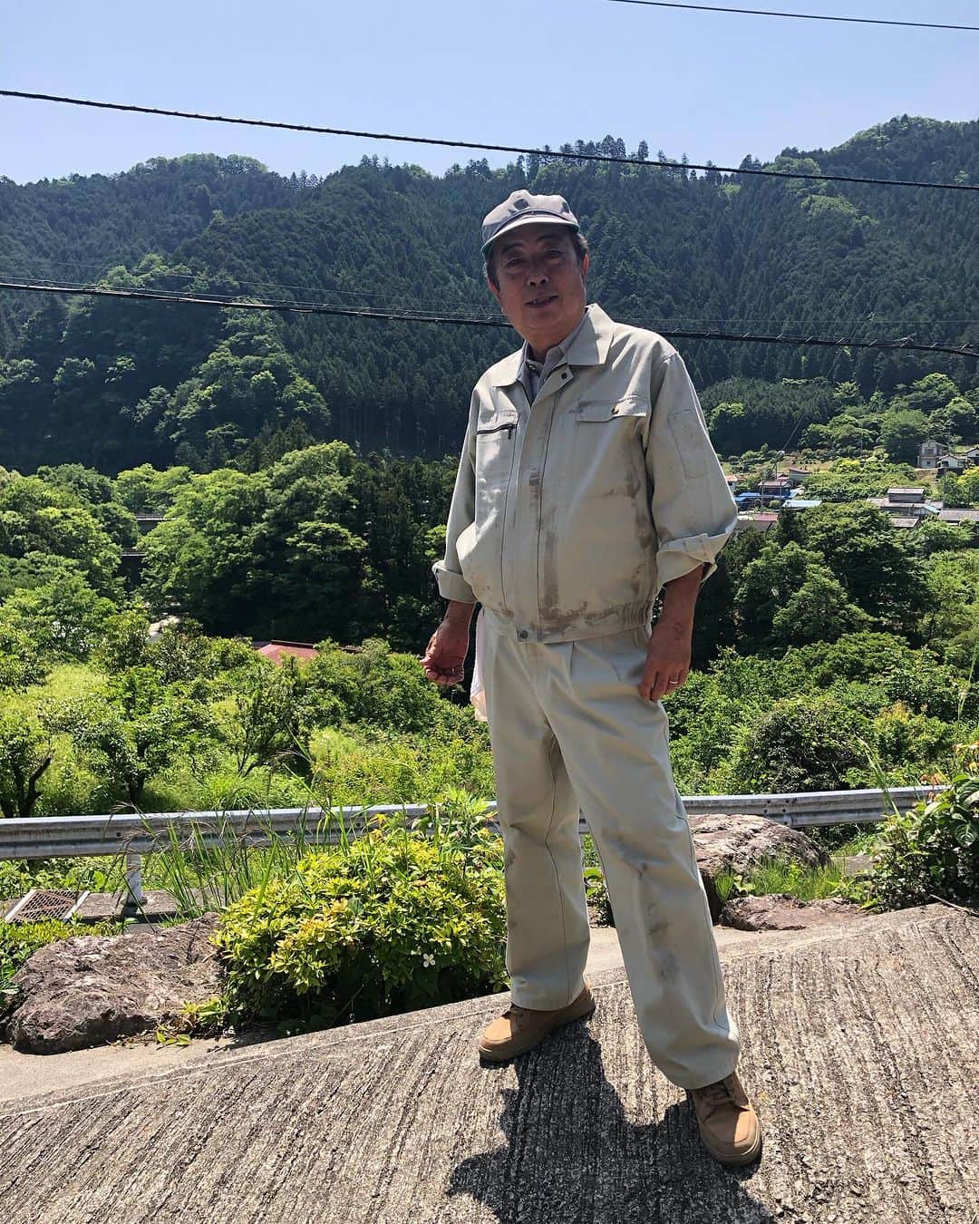 大和田獏のインスタグラム：「今月13日のテレビ朝日21時放送の(ハヤブサ消防団)の初回に少しだけ出演します。 私の撮影アップの時にはスタッフキャストの皆さんから芸能生活50年のお祝いをして貰いました。 池井戸潤原作で中々面白いドラマになりそうです。」