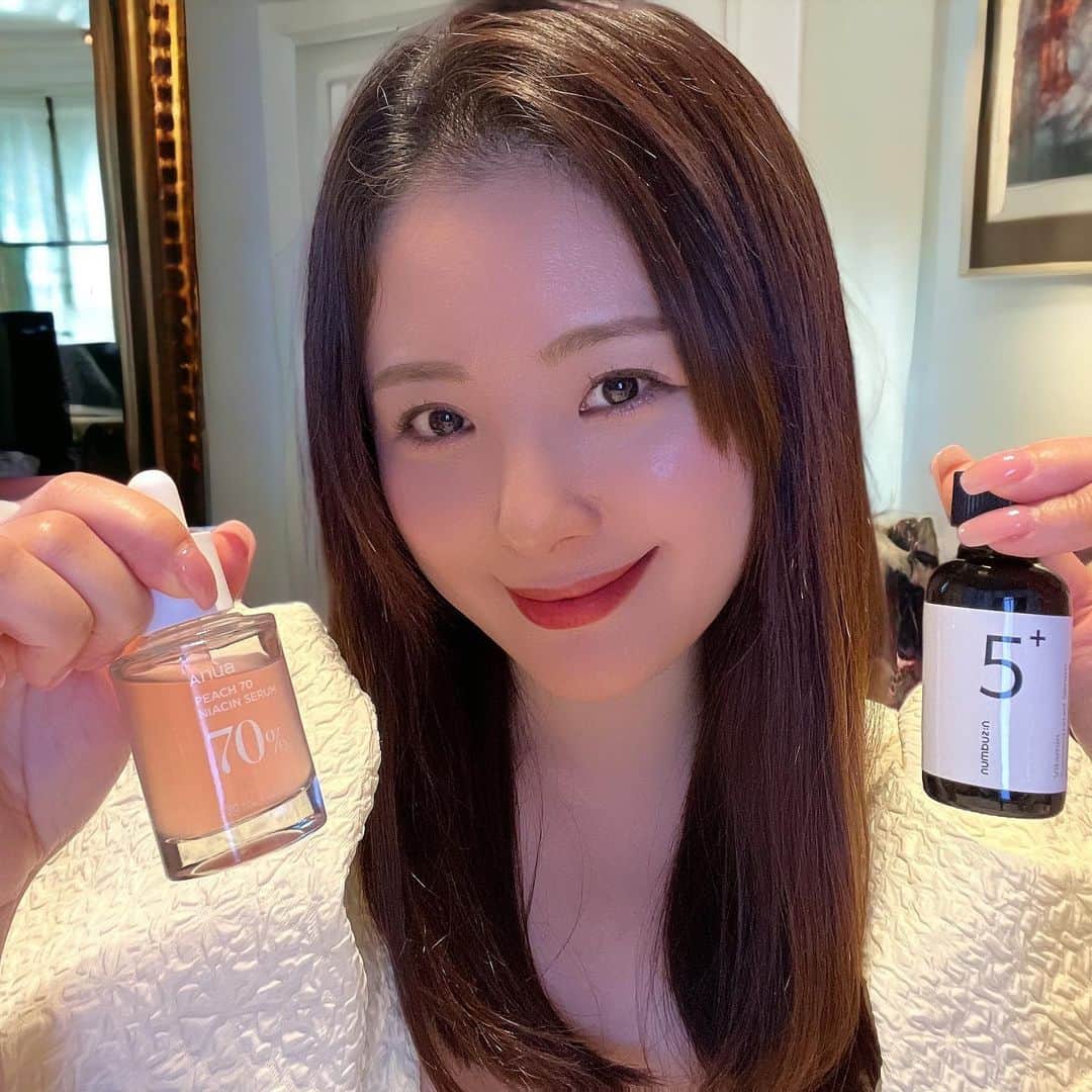 のインスタグラム：「Qoo10のヘビーユーザーな私。 メガ割の時もここぞとばかりに買いまくるけど、7/1〜7/7まで、メガポイント祭やってるよー🎵 対象商品買うと、最大20%がポイント還元💕1ポイント1円として使えるから超お得にお買い物できますー✨✨ 私のお勧めは、私が持っている写真の2つの美容液！！  右の黒い方は、ナンバーズインの「5番 白玉グルタチオンC美容液」。これはマジで良すぎて絶対みんな買って欲しい！最近ダーマペンやっているんだけど、ダウンタイムも激早で治ったし、色も白くトーンアップしてくれて、ニキビ跡にも良き💕  左のピンクの美容液は、Anuaの「桃70%ナイアシンセラム」。サラっとしているのに保湿力も高くて、朝使っても化粧にも響かないし、ツヤ肌にしてくれるよー❤️  私のお勧め以外もメガポ対象商品いっぱいあるから、お得に買い物してみてねー💕💕  @qoo10.official  #Qoo10NegaKit #メガポ #Qoo10 #PR #韓国コスメ #アヌア #anua #numauzin #ナンバーズイン #美容 #美容液 #beauty」