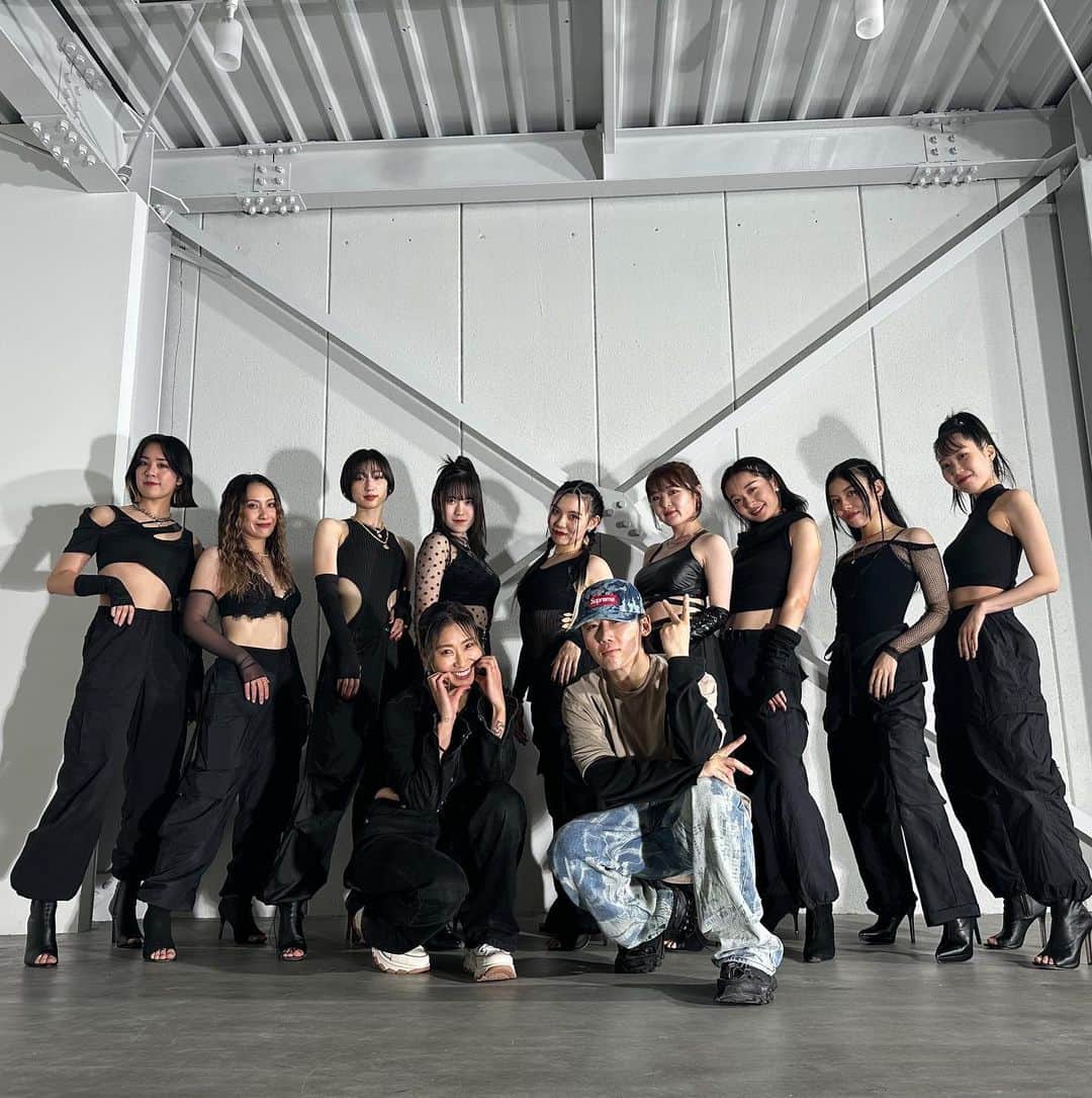 渡邉真梨奈さんのインスタグラム写真 - (渡邉真梨奈Instagram)「👠❤️‍🔥 みんなと踊れて楽しかったな〜 学びと発見の撮影でした！ 心に火がついた🔥 . .  (よくご覧ください、全ての撮影が終わった後に気づいたよ、片耳イヤリングとれてるの) #heelsdancer #heelsdance #h9👠」7月1日 14時33分 - b_e_n_a_92