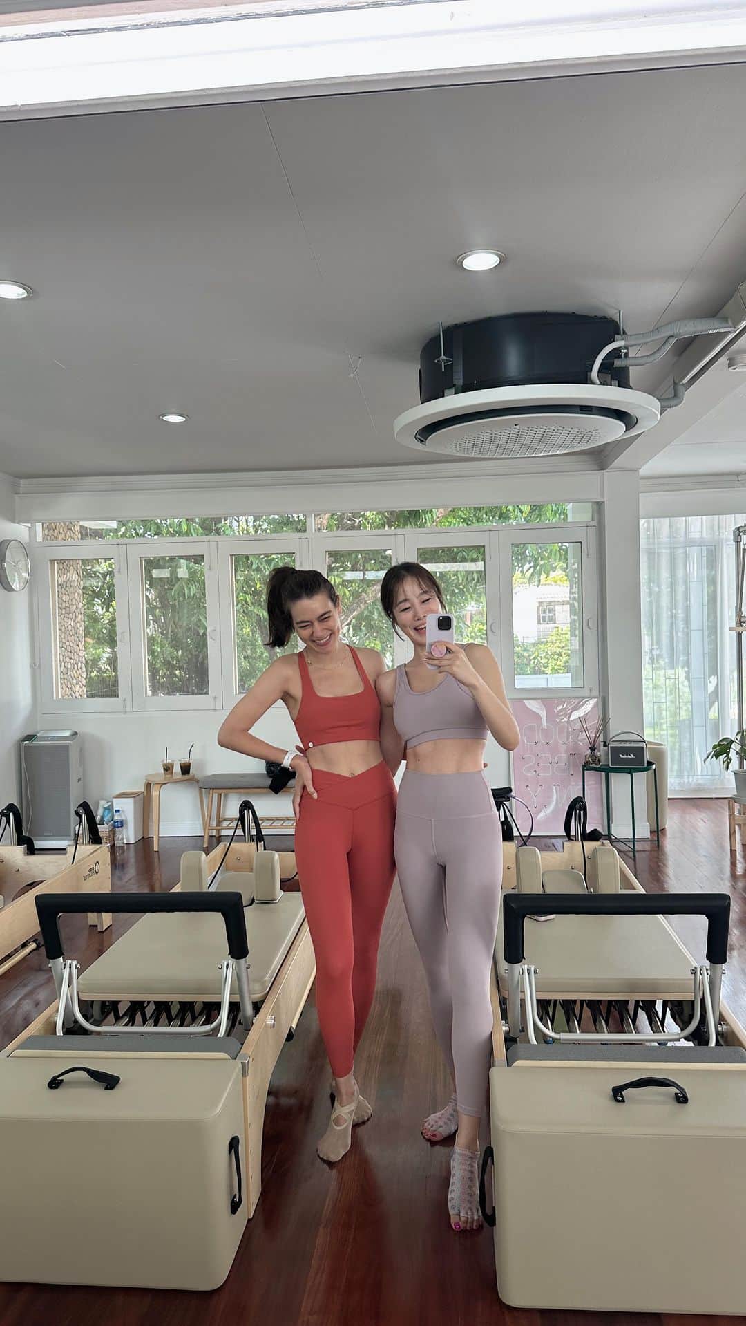 キンバリー・アン・ウォーテマス・ティアムシリのインスタグラム：「Kimmy x Juju deep stretch before a long flight tonight🤍」