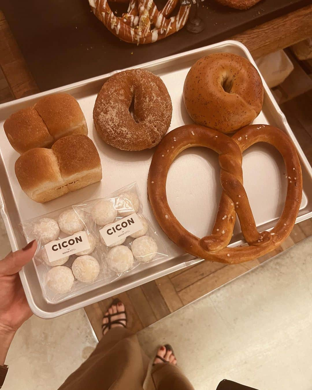 akiiiii1025さんのインスタグラム写真 - (akiiiii1025Instagram)「⁡ 🥯🍩🧁🥨🍞💛  ⁡ ⁡ ⁡ ⁡ #cicon#nohgahotel#kyoto#kyotocafe #donut#muffin#bread#bakery #京都#京都ホテル#ホテルランチ#パン屋さん #京都パン屋#ベーカリー#ドーナツ#マフィン #京都ランチ#京都カフェ#京都カフェ巡り #男の子ママ#大阪ママ#北摂ママ#2児ママ #兄弟ママ#2歳差育児#こどものいる暮らし」7月1日 14時40分 - akiiiii1025