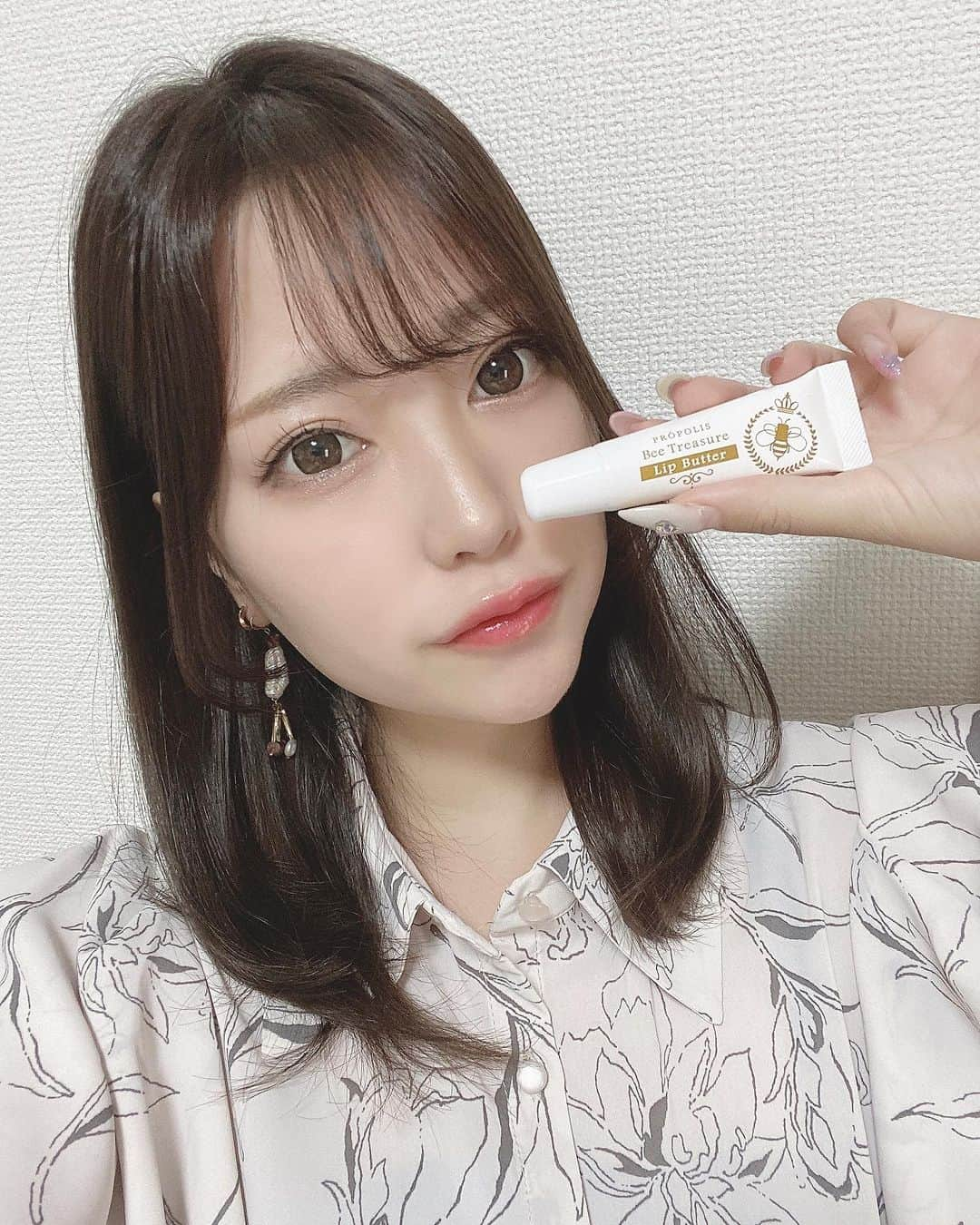 福井柑奈のインスタグラム：「🐝....  プロポリスとシアバターで ぷるぷる艶唇〜〜〜💋⭐️  【BeeTreasure Lip Butter〜リップバター〜】 ( @hachinotakara_official )  普段使いもしてるけど 私は寝る前にリップパックとしても 使ってるよん♫ 次の日1日中唇ぷるぷるなの💋❤️  ローヤルゼリーで唇に栄養を🐝 ハチミツ・ミツロウで保湿をしてプロポリスの抗酸化作用で刺激から唇を守ってくれます🫶🏻 うるおいエグいです♥️  【こんな方におすすめ】 ・乾燥から守りたい ・荒れてしまった唇に ・皮むけ、ガサガサの予防 ・潤いを取り戻したい  #蜂の宝本舗 #プロポリス #ハチミツ　#蜂 #lipbutter #健康 #プロポリス専門店 #propolis #リップバター #リップ　#リップクリーム #美容 #シアバター #潤いリップ #潤い唇 #艶唇 #ローヤルゼリー #リップパック #lips #lipgloss #beautiful #bee #🐝 #❤️ #selfie #selflove #instafashion #make #love #japanesegirl」