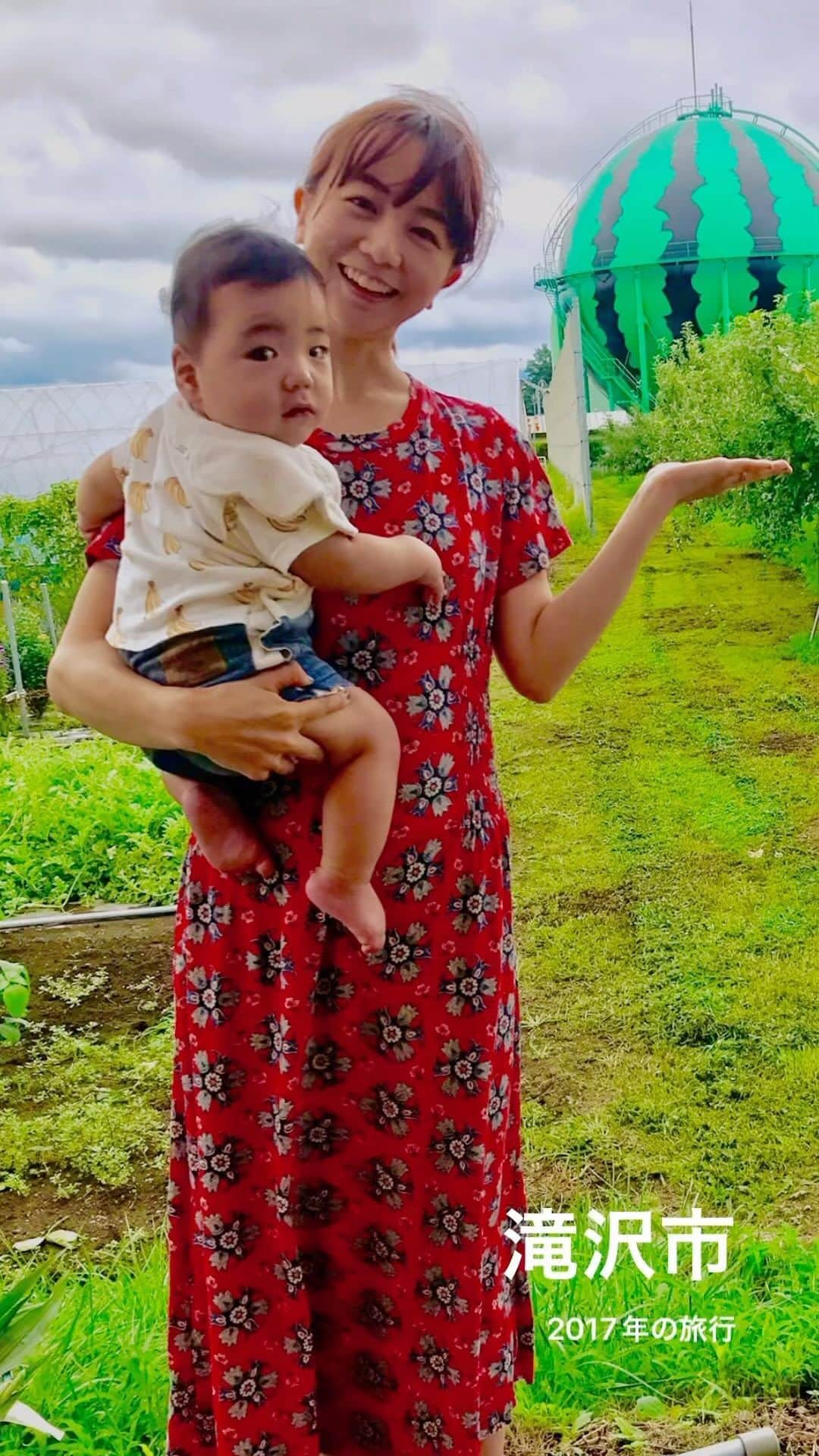 福田萌のインスタグラム：「6年前の夏＠滝沢市🍉 子供達もちいさい。息子はハイハイとつかまり立ちの練習中w また滝沢の夏に帰りたい☀️」