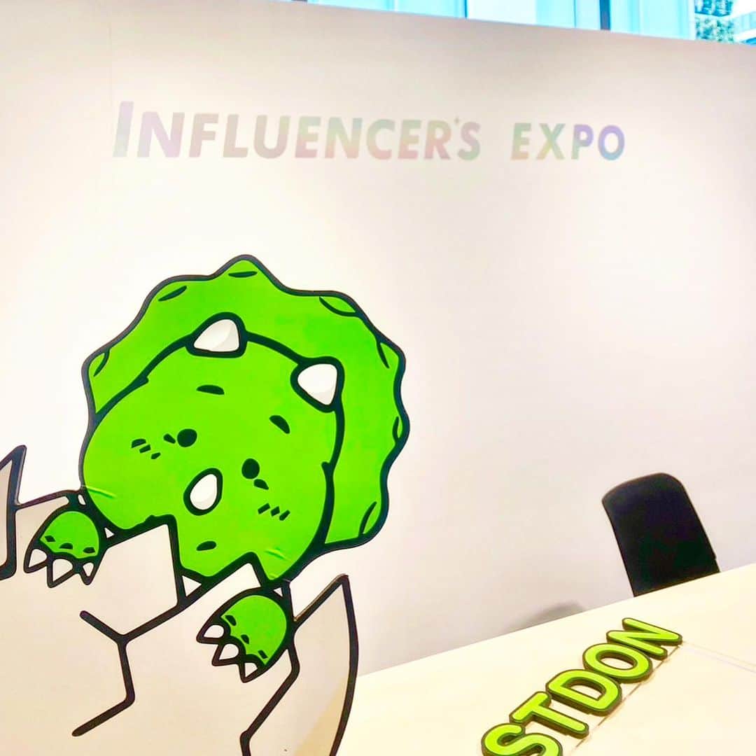 南美沙のインスタグラム：「第8回　Influencer'sEXPO が終了致しました。🙇‍♀️  ご協賛頂きました Amazon 様　#アマスポ　#アマゾンスポーツ Refa様　@refa_mtg SUNTORY 様　@premiummalts.jp glosttify様　 @glosstify_official Mirror fit 様  @mirror_fit REVINUS様  @revinus_jp hillsavenue様 @hillsavenue_official ピップ様　@oca_fem 3Dサイエンスゴルフ様　@taskgolf HUUK様　@shabekuri22 THE HERO様 @sho_snkrspro 沖縄観光様  @_loveokinawa_ 内見ボーイズ様　@naikenboys Lutz様　@sayaka_miura82 8Hotel様　@8hotel_fujisawa  Brand様　@brand_classmate  誠にありがとうございました🙇‍♀️  今回は、1万人以上のフォロワーのインフルエンサーを500名お招きしまして、普段会えない話せない企業様とコミュニケーションをして頂いて、商品の良さを感じて頂けたかと思います。  前回の表参道ヒルズで大変混雑した経験を活かし 今回は渋谷ストリームホールにて 4階から7階まで借りて、来場者も2日間に分けて行いました。 沢山並ばず、一人一人とご対応出来たとの声がありとても嬉しく思います。 反省点は多々ありますが、日々改善していきたいと思いますので、ご来場くださった皆様、スポンサー様、何か気になる点がございましたらご意見頂けますと幸いです。 ご協力頂いた皆様へ 心からの感謝をお伝えさせてください。🙇‍♀️ 本当にありがとうございました！  なにはともあれ、4階〜7階まで駆け回るのは大変でした😂✨  今回はInfluencer'sEXPO単体のみで行われましたが、次回はInfluencer'sEXPO @influencersexpo.jp  Influencer'sAward @influencers_award.jp  二つの同時開催になり、3月を予定しております。 今後ともどうぞ宜しくお願い致します。🙇‍♀️」
