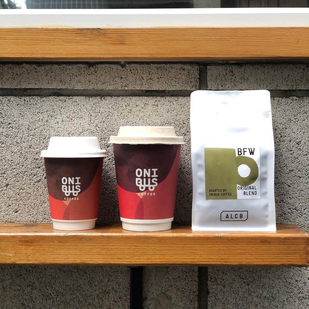 ABOUT LIFE COFFEE BREWERSさんのインスタグラム写真 - (ABOUT LIFE COFFEE BREWERSInstagram)「【ABOUT LIFE COFFEE BREWERS 道玄坂】 It's rainy and summer seasons in Tokyo.☔️☀️ Such a day, we reccomend getting fresh coffee beans for home.  BFW blend is ALCB original blend roasted by @onibuscoffee . This blend mixed Guatemala and Honduras. Taste match milk, so we're serving espresso. Enjoy our original blend BFW.  雨が止んだり晴れたり梅雨らしい一日ですね！☔️☀️ こんな日には、コーヒー豆を買ってお家で淹れるのもいいですね！☕️👌 今日はALCB各店舗でのみ使用しているBFWブレンドを紹介します！ 産地へ訪れているホンジュラスとグアテマラを配合した中南米のこのブレンドは、店舗でエスプレッソにも使用しています！ キャラメルやスイートチョコレートのような甘さがミルクと相性抜群です！✨ もちろん、ハンドドリップなどでブラックで飲んでもしっかりとした甘さとほのかな酸味でお楽しみ頂ける万能なブレンドに仕上がっています！ 是非一度お試し下さいー！  🚴dogenzaka shop 9:00-18:00(weekday) 11:00-18:00(weekend and Holiday) 🌿shibuya 1chome shop 8:00-18:00  #aboutlifecoffeebrewers #aboutlifecoffeerewersshibuya #aboutlifecoffee #onibuscoffee #onibuscoffeenakameguro #onibuscoffeejiyugaoka #onibuscoffeenasu #akitocoffee  #stylecoffee #warmthcoffee #aomacoffee #specialtycoffee #tokyocoffee #tokyocafe #shibuya #tokyo」7月1日 14時52分 - aboutlifecoffeebrewers