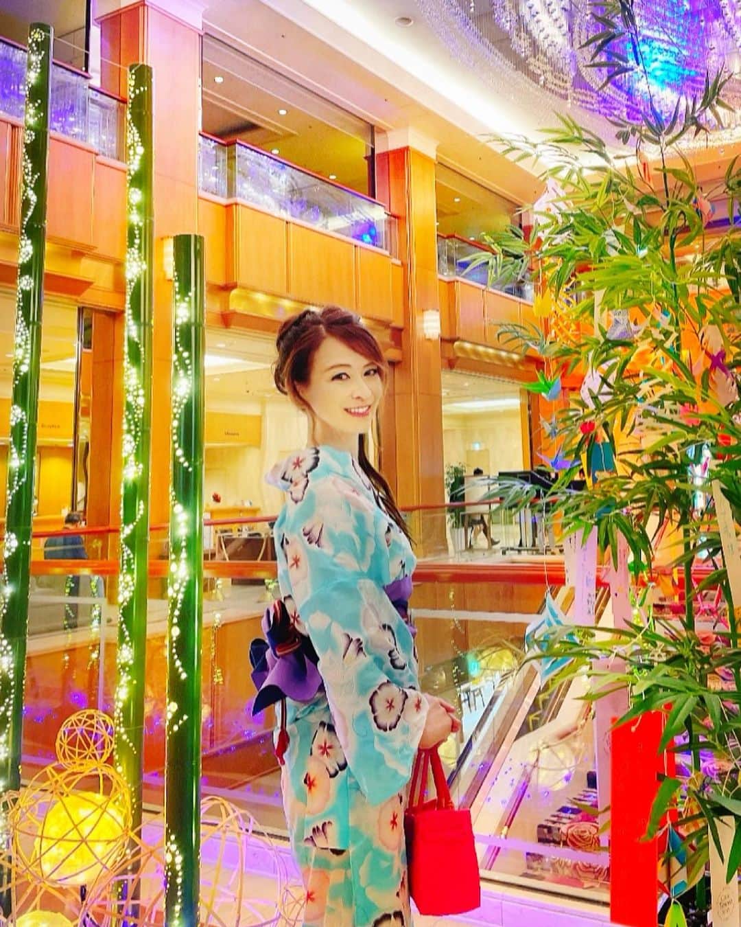 里井真由美さんのインスタグラム写真 - (里井真由美Instagram)「✨🎋365日 願いが叶うホテル🎋✨  ロイヤルパークホテル東京さんの 「天の川シャンデリア」と「七夕飾り」  今日7/1から始まっております〜 映え写真が撮れますよ〜  夏の風物詩的な存在でございます〜  @royalparkhotel.tokyo  @sasa1_taka4   トップ画像の立ち位置と、 3枚目　竹と天の川シャンデリアをバックに撮るのもおすすめ✨✨🎋✨🎋✨🎋🎋  そして〜✨✨🎋  一年中、天の川シャンデリアがキラキラ輝くロイヤルパークホテル東京さんでは、 7月も楽しい企画が盛りだくさん✨✨✨  ゆかたでお泊まりプランや、 大好きなヌン活「夏祭りアフタヌーンティー」も始まりました✨  ゆかたでヌン活してきたので、 またご紹介しますね✨✨🎋✨🎋 #🇯🇵  。。。  ゆかた @room_rakuten  でご紹介してます  バリニーズバッグ 浴衣には1番小さいサイズがおすすめ @alonalonbalibag   7月がスタートしましたね 1年も後半でございます〜✨✨  楽しい週末、月の始まりを お過ごしくださいね✨✨✨  。。。  #365日願いが叶うホテル  #ロイヤルパークホテル東京 #ゆかたでお出かけ#ゆかた #royalparkhoteltokyo #水天宮前 #七夕#天の川#着物#kimono #ヌン活#ホテル好き#ホテルライク #着物女子 #着物ヘア#バリニーズバッグ#里井真由美#フードジャーナリスト里井真由美 #楽天room #楽天スーパーセール #楽天roomに載せてます #pr#ファッション」7月1日 14時53分 - mayumi.satoi