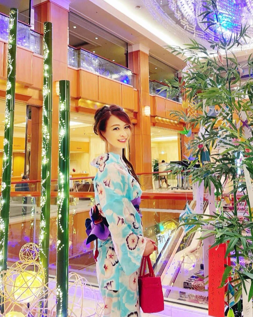里井真由美さんのインスタグラム写真 - (里井真由美Instagram)「✨🎋365日 願いが叶うホテル🎋✨  ロイヤルパークホテル東京さんの 「天の川シャンデリア」と「七夕飾り」  今日7/1から始まっております〜 映え写真が撮れますよ〜  夏の風物詩的な存在でございます〜  @royalparkhotel.tokyo  @sasa1_taka4   トップ画像の立ち位置と、 3枚目　竹と天の川シャンデリアをバックに撮るのもおすすめ✨✨🎋✨🎋✨🎋🎋  そして〜✨✨🎋  一年中、天の川シャンデリアがキラキラ輝くロイヤルパークホテル東京さんでは、 7月も楽しい企画が盛りだくさん✨✨✨  ゆかたでお泊まりプランや、 大好きなヌン活「夏祭りアフタヌーンティー」も始まりました✨  ゆかたでヌン活してきたので、 またご紹介しますね✨✨🎋✨🎋 #🇯🇵  。。。  ゆかた @room_rakuten  でご紹介してます  バリニーズバッグ 浴衣には1番小さいサイズがおすすめ @alonalonbalibag   7月がスタートしましたね 1年も後半でございます〜✨✨  楽しい週末、月の始まりを お過ごしくださいね✨✨✨  。。。  #365日願いが叶うホテル  #ロイヤルパークホテル東京 #ゆかたでお出かけ#ゆかた #royalparkhoteltokyo #水天宮前 #七夕#天の川#着物#kimono #ヌン活#ホテル好き#ホテルライク #着物女子 #着物ヘア#バリニーズバッグ#里井真由美#フードジャーナリスト里井真由美 #楽天room #楽天スーパーセール #楽天roomに載せてます #pr#ファッション」7月1日 14時53分 - mayumi.satoi