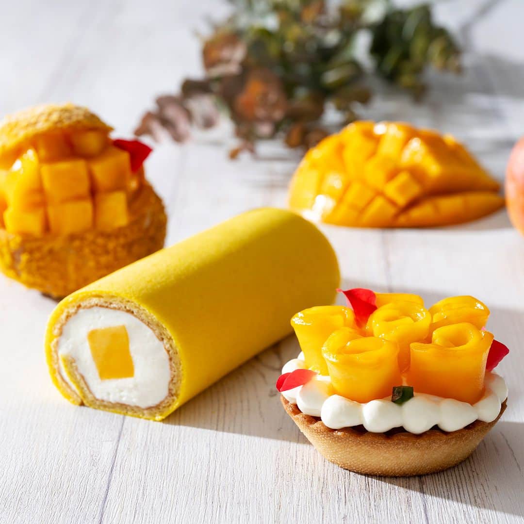 のインスタグラム：「🥭夏を彩るマンゴースイーツ🥭  各レストラン＆ショップでは、トロピカルフルーツの代表格・マンゴーを使用したスイーツを提供しております。マンゴーのとろけるような食感と濃厚な甘みをぜひお愉しみください。  《ショップ #テイクアウト 》 📍グルメスーベニールアイマリーナ ▫️ マンゴーのタルト...756円 ▫️ マンゴーのシュークリーム...648円  《レストラン》 📍中国料理「#カリュウ 」(📸4枚目) ▫️ 自家製マンゴープリン マンゴーの濃厚な味と爽やかな香りが楽しめる「カリュウ」の人気No.1デザート   📍ラウンジ＆バー「#マリンブルー 」(📸5枚目) ▫️ スイーツパレット ～トロピカルフルーツ～ マンゴーやココナッツなどを用いた甘く爽やかな南国薫るデザートが、真夏を彩る一皿です。 ︎ 🔗 詳細・ご予約はプロフィールリンクよりご覧ください。  #ヨコハマグランドインターコンチネンタルホテル #マンゴー #マンゴースイーツ #マンゴータルト #マンゴーのシュークリーム #マンゴープリン #トロピカルフルーツ #スイーツ巡り #パティスリー #横浜スイーツ #インターコンチネンタル横浜 #横浜グランドインターコンチネンタルホテル #横浜ホテル #intercontinentalyokohamagrand #mango #yokohama」