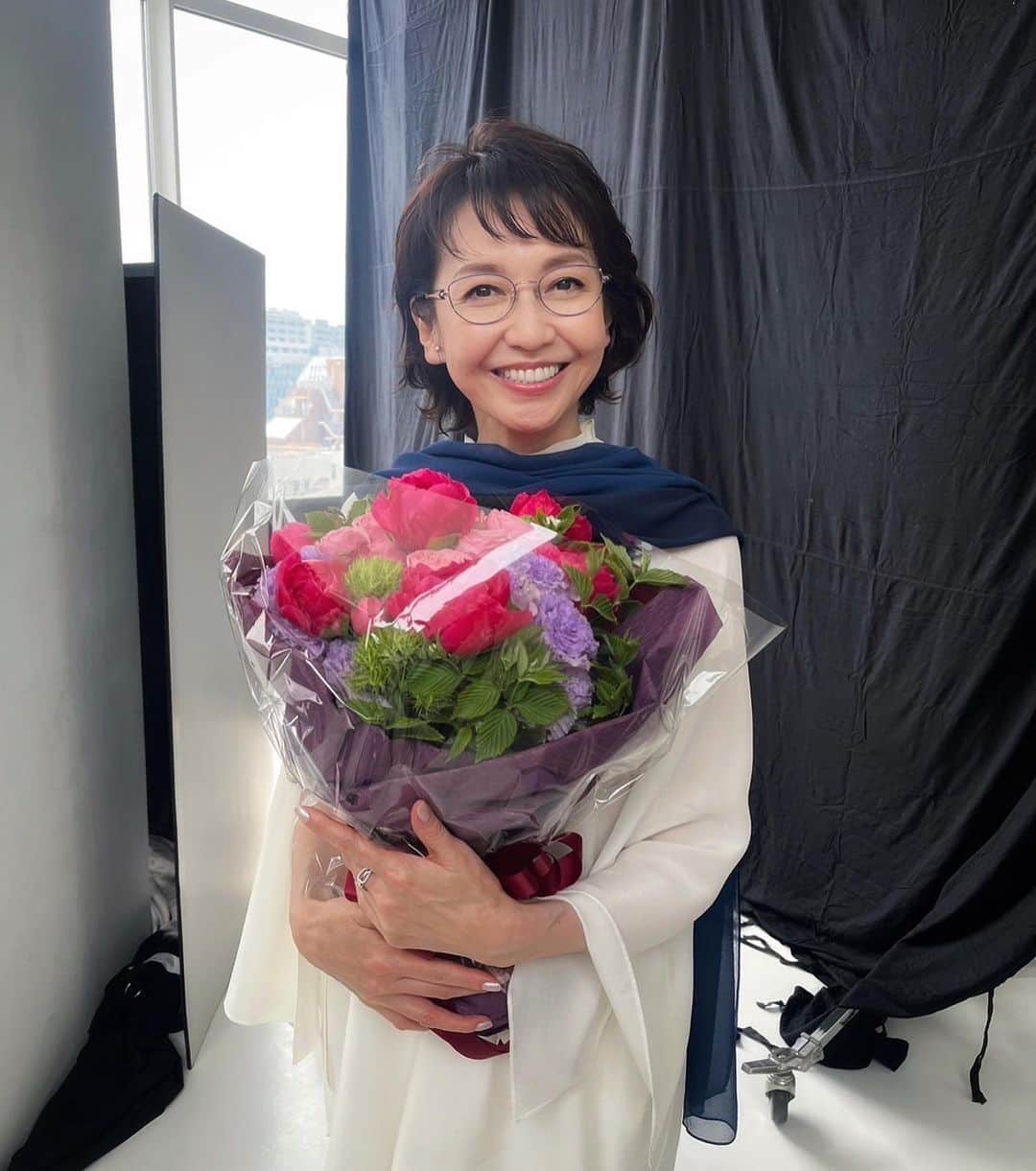 のインスタグラム：「こんにちは✨  大雨の警戒地域が広がっていて心配ですね。 引き続き、お気をつけてお過ごしいただきたいです。 どうかこの極端な天候が、早く治まりますように、と願っています。  ファッション誌のお知らせです。 家庭画報8月号が発売されました✨ 私は、ラインアート シャルマンさんのページに出演させていただいています✨  涼しげで、美しく繊細なデザインの眼鏡は、心も軽やかになりますね☺️  素敵な皆さんとの撮影現場は、いつも和やかで、本当に有難い気持ちです💓 こんなに綺麗なお花をいただいてしまい、更にニッコリ〜😊 有難うございました💐  ぜひ！御覧下さいね🌟  #家庭画報 #ラインアート シャルマン #眼鏡 #めがね #メガネ #賀来千香子 #chikakokaku」