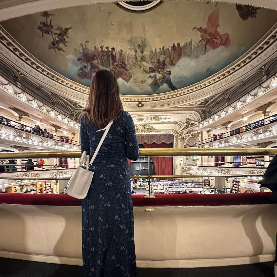 高橋メアリージュンのインスタグラム：「【アルゼンチン観光】 El Ateneo Grand Splendid (エル・アテネオ) @elateneooficial   ここ一番行きたいと思っていたところ。【美女と野獣】のダンスシーンの世界みたいだなーと思って🪜  図書館ではなく、本屋さんでリアルに本買えます。 想像よりカジュアルに本屋さん。 なので、入場料もなく無料で入れます。📚  その後、Chori papa ( @xchorix ) というきっとチョリソーのホットドッグのようなサンドやさんに寄りました！  私はサンドに適度なハラペーニョ入ってるものが好きなのでハラペーニョ入りのものに。美味しかったー！  ソーセージは普段あまり食べないので、一緒にいるメンバーにあげました！  なのでハラペーニョサンドを食べた事になりますね！笑  あと、南米はとにかくポテトがうまい🍠🥔🍟  ----------------------------------  【Sightseeing in Argentina🇦🇷】  El Ateneo Grand Splendid @elateneooficial 📚  This is where I wanted to go the most in B.A.  I thought it was [Beauty and the Beast] world.  You can buy books at the bookstore, not the library.  The bookstore's more casual than I expected. So there is no entrance fee and you can enter for free. 📚  After that, I went to Chori papa (@xchorix), a hot dog-like sandwich with chorizo!🌭  I like 🥪　with  a little bit jalapeño, so I chose one with jalapeño. It was QUE RICO!  I don't usually eat sausages, so I gave them to the members I was with! So I acually ate a jalapeno sandwich! haha  Also, potatoes are sooo good in South America always🍠🥔🍟  #アルゼンチン旅行 #argentinatravel  #ブエノスアイレス観光 #buenosairessightseeing  #elateneograndsplendid  #エルアテネオ  #アルゼンチン料理  #Argentinafood #choripapa #チョリパパ #南米旅行 #southamericatrip  #beautyandthebeast  #beautifulbookshops  #lovetravelingtheworld  #旅好き」