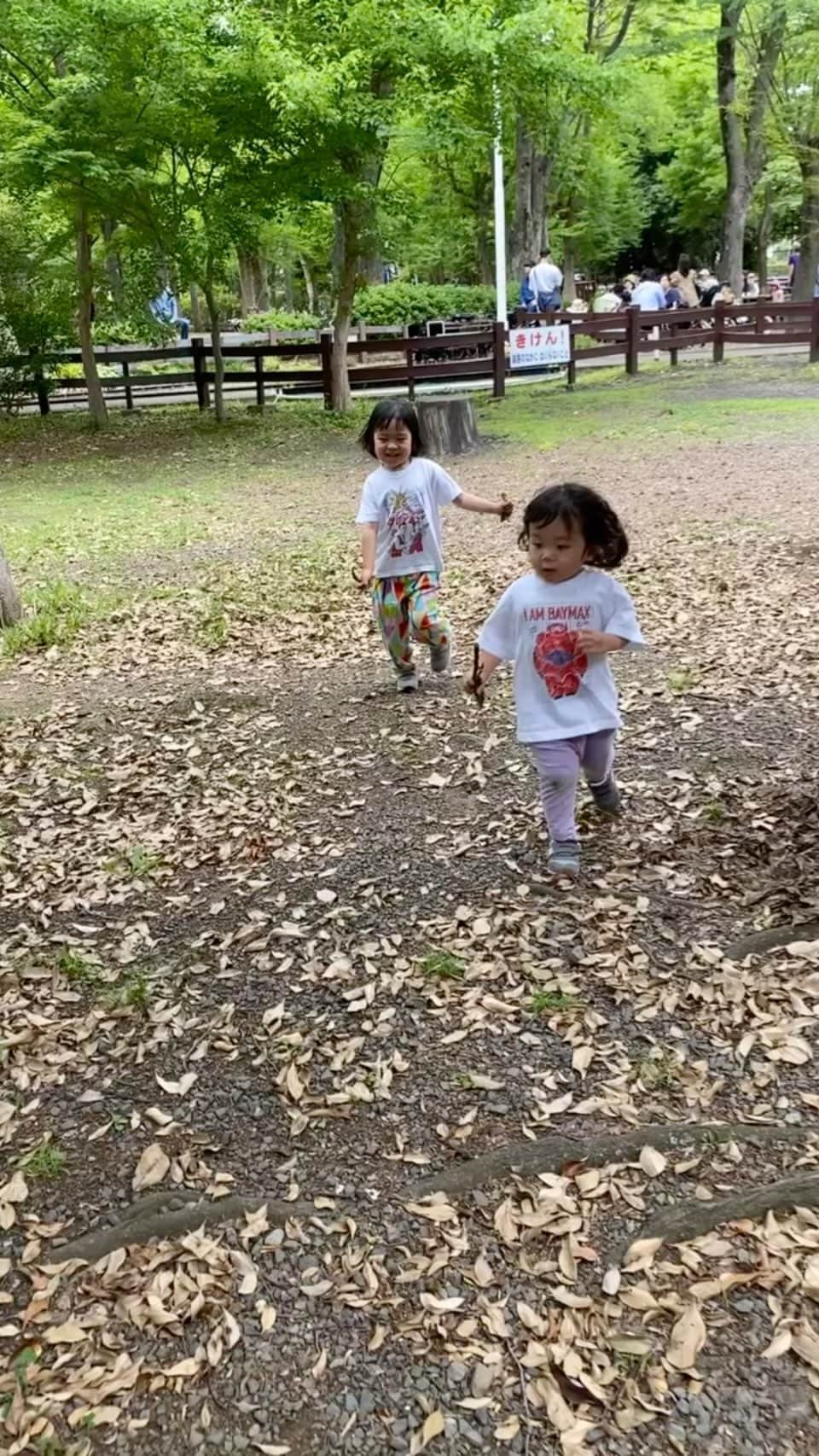 岡田義徳のインスタグラム：「早く梅雨終わらんかねー  #梅雨明けろー #晴れたら散歩行こう #散歩」