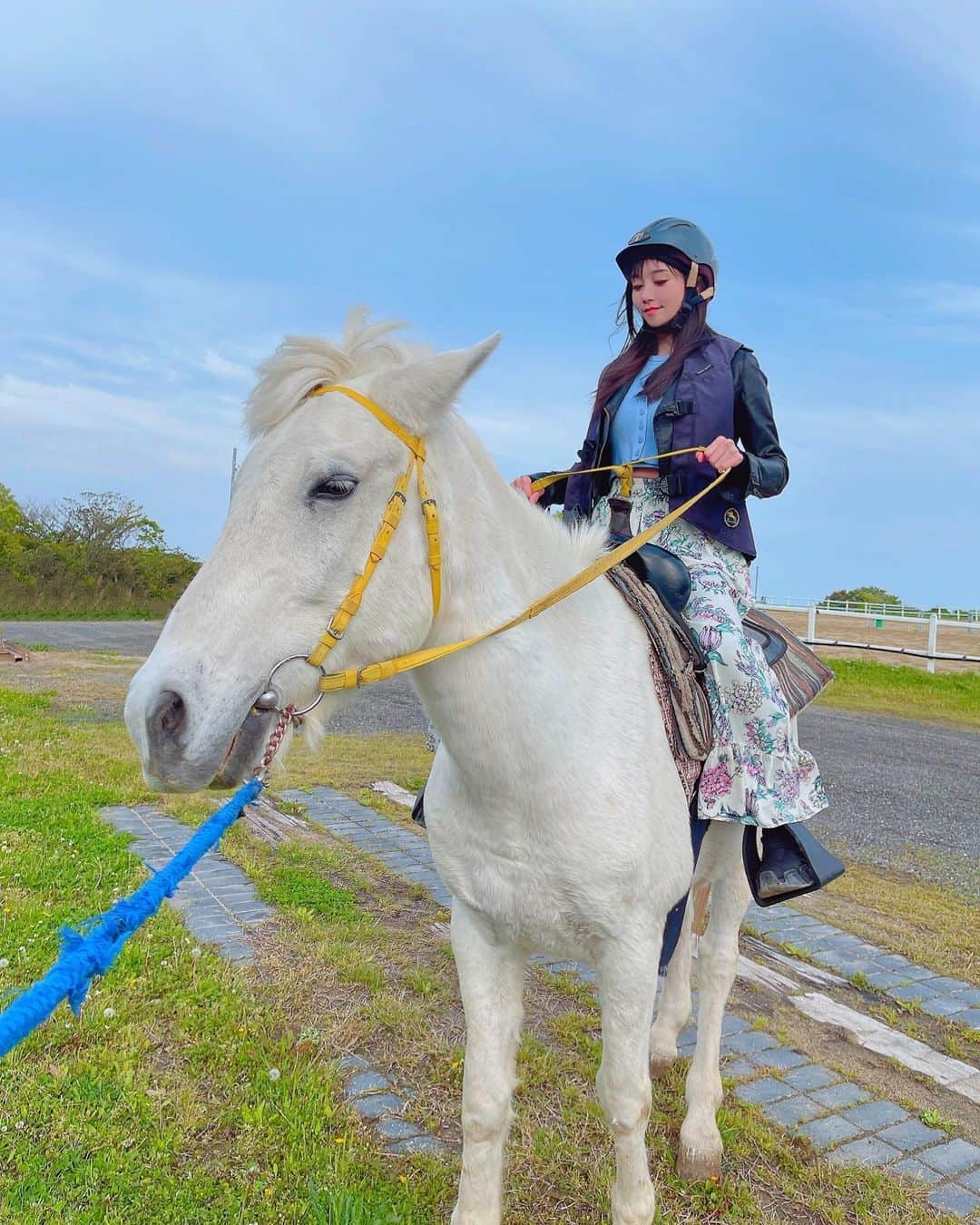 百合華のインスタグラム：「兵庫県淡路島にある乗馬クラブ『Harmony World』にて白馬に乗って雨上がりの淡路島をお散歩タイム🤍🤍🤍  #馬好き女子   #乗馬クラブは夢の国   #雨が上がって本当に良かった   こちらの乗馬クラブでは世界中の色んな種類のお馬さん達に出逢えるだけじゃなく今回は筋肉美なサラブレッドに乗せていただける乗馬レッスンや曳き馬散歩も体験出来ちゃいました🎶  #白馬に乗ってお散歩  #サラブレッドに乗れてご満悦   今回は午前中の雨の影響でお花畑への曳き馬散歩は出来なかったけど可愛いお馬さん達に癒されながら愉しいひとときを過ごす事が出来ました🧚✨🍀  #淡路島の大自然を感じられる場所  #japan #日本 #淡路島 #乗馬体験 #乗馬クラブ #サラブレッド #harmonyworld  #harmonyworld淡路 #ハーモニーワールド淡路  #サラブレッドに乗れる #色んな種類の馬たち  #馬に乗ってお散歩  #馬と触れ合う日  #馬に癒される #馬が可愛い #乗馬女子 #馬好き #乗馬 #馬」