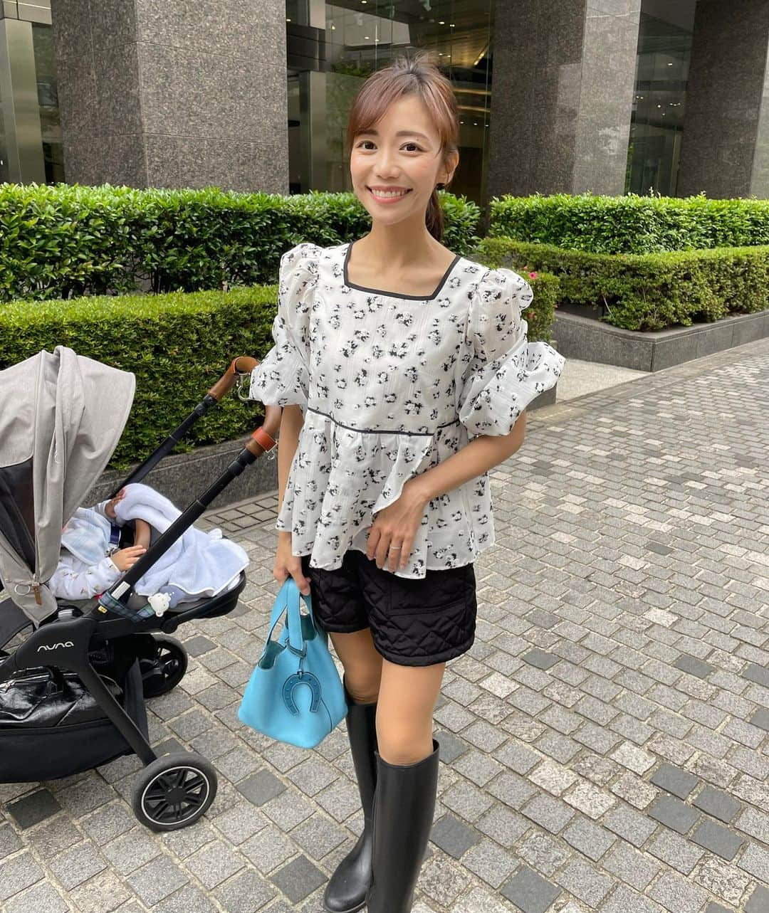 福山唯のインスタグラム：「今日は朝から雨が降ってるね🥹☔️ ちょっと肌寒くて🥺こういう日の冷房って凍えがち❄️  この日も雨上がりにお散歩した日♡ tops @chestystyle_official @chesty_official  フワッなシルエットとお袖がとっても好み🫶  昨晩不覚にも足の指を怪我してしまった。。🤢やってしまった、、😭テーピングしかできないけれど、、とりあえず冷やして冷やしてなるべく早く治りますように🙏🥲  みんなも気をつけてね🥹🫶  #coordinate #fashion #chesty #myson #rainyday #コーディネート　#ママコーデ　#長靴　#ブラウス　#ママとぼーや　🩵」