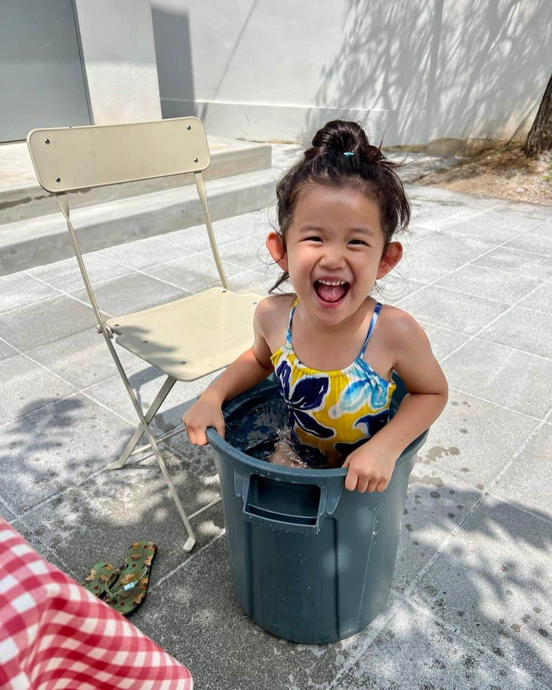 ポン・テギュさんのインスタグラム写真 - (ポン・テギュInstagram)「- 비가 안 와서 아침에 브런치🍽🍞   아직도 완성 중인 우리 집🛠🏡   수영장은 개장 전이라 다른 걸로 대체🏊🏼‍♂️🪣 그래도 신난 본비씨❤️」7月1日 15時10分 - taegyu_bong