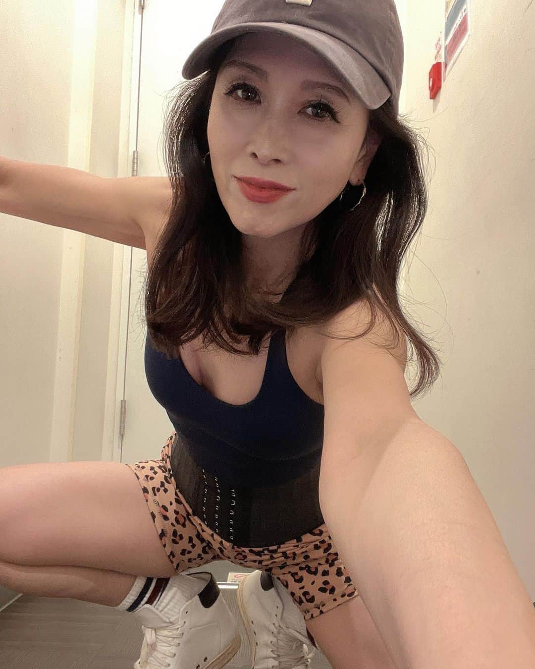 Naoko（なおこ）さんのインスタグラム写真 - (Naoko（なおこ）Instagram)「🏋️ 🏋️ やってみたよ 新しいトレーニング  肩にバーを 載せて 片脚でやんだけど。  簡単そうに 見えて 舐めてると 尻にきますよ。  最後に キュイって お尻を締めるのも 大事っぽい。  筋トレ上手い人 やってみて ポイント 教えてください✨  #筋トレ女子 #フィットネス女子#フィットネス#Fitness#筋トレ女子と繋がりたい #筋トレ好き#筋トレ好きと繋がりたい#減量 #くびれ#美ボディ #アラフィフ#アラフィフコーデ#ボディメイク #50代#健康 #熊本 #kumamoto」7月1日 15時12分 - smile_naohibi