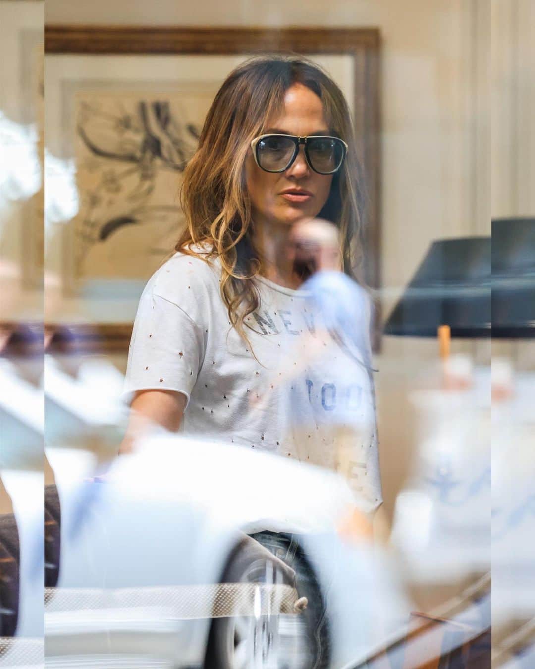 Just Jaredさんのインスタグラム写真 - (Just JaredInstagram)「Jennifer Lopez went super casual in jeans and a t-shirt while picking up some decor for her new home in Los Angeles #JenniferLopez Photos: Backgrid」7月1日 15時14分 - justjared