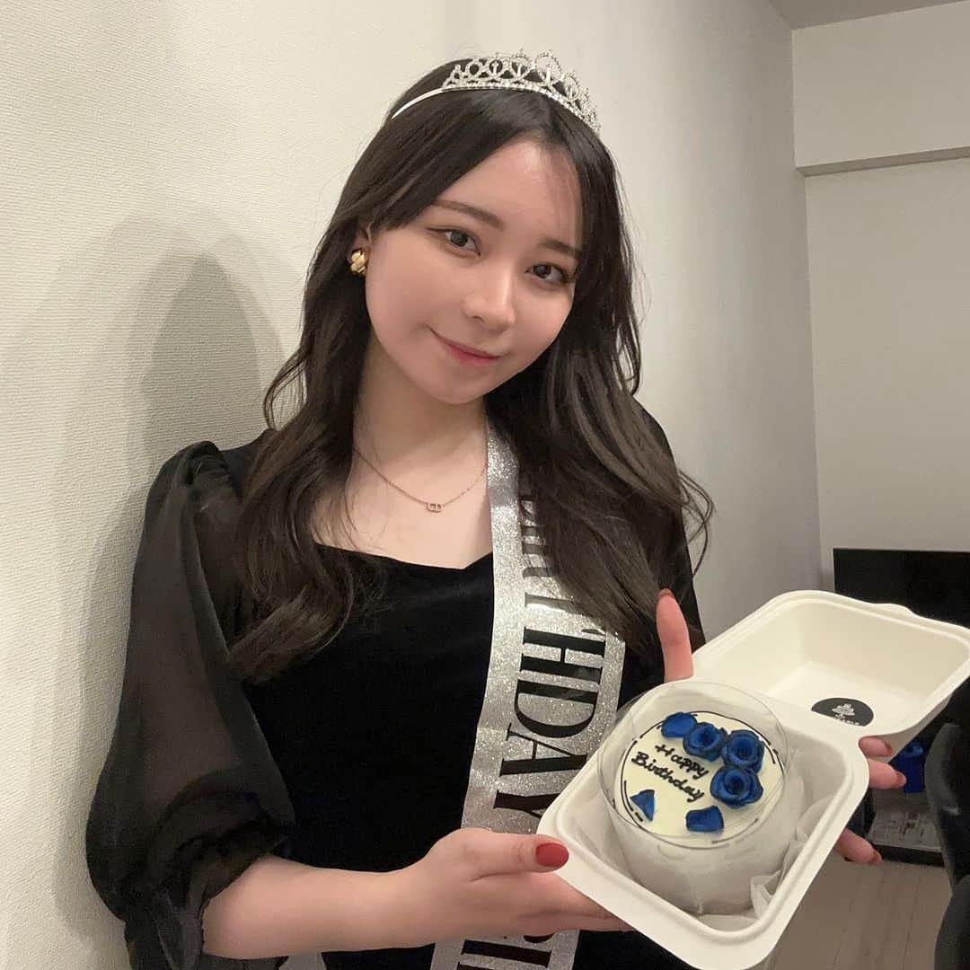 森美生のインスタグラム：「もう3ヶ月も前ですが、、 4月8日に22歳になりました🎉  今年は3日間いろんな人に祝ってもらえて幸せでした🫶🏻  今年から社会人として働いているのですが大変なこともあるけど楽しく毎日過ごせて周りの人たちに感謝の気持ちでいっぱいです😌  そしてバースデーケーキは青い薔薇のモチーフの2Dケーキです🍰 青い薔薇の花言葉が好きすぎてこちらにしました💙 他にもいろんな色があるので自分の好きな色、花言葉が好きな色、推しの色など選び放題なとこが嬉しいです☺️  PR @memorable_since.2014  #センイルケーキ #メモラーブル #通販ケーキ #ケーキ通販 #お取り寄せケーキ #２dケーキ #カスタムケーキ」