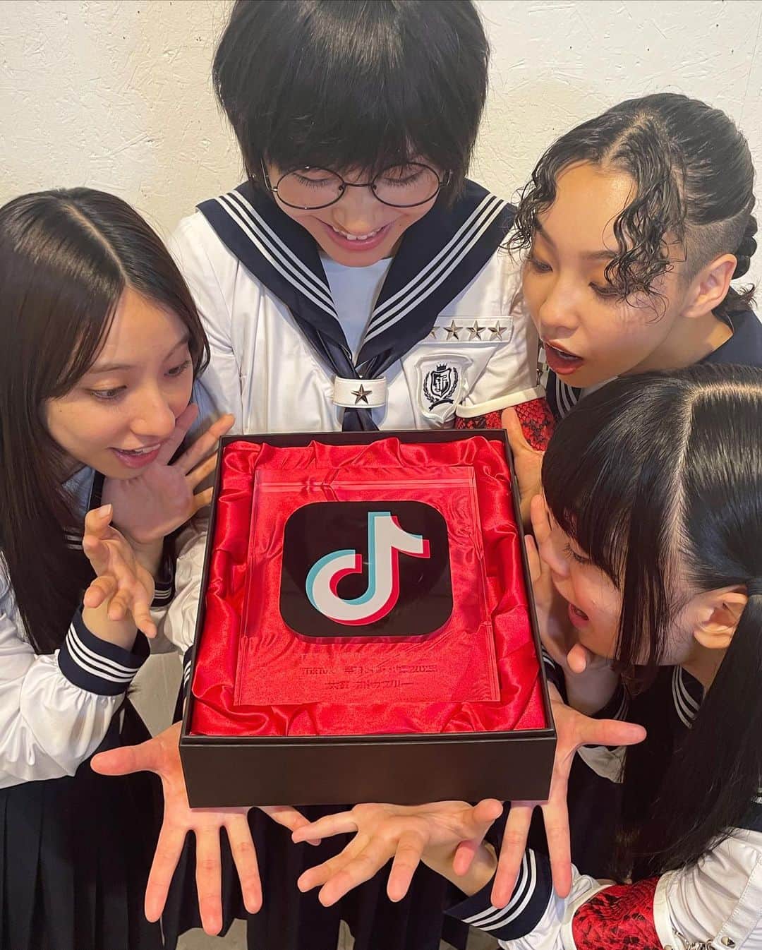 新しい学校のリーダーズのインスタグラム：「大賞の盾 🔥✨✨  #TikTok上半期トレンド大賞2023 Congratulation「オトナブルー」🪩💄」