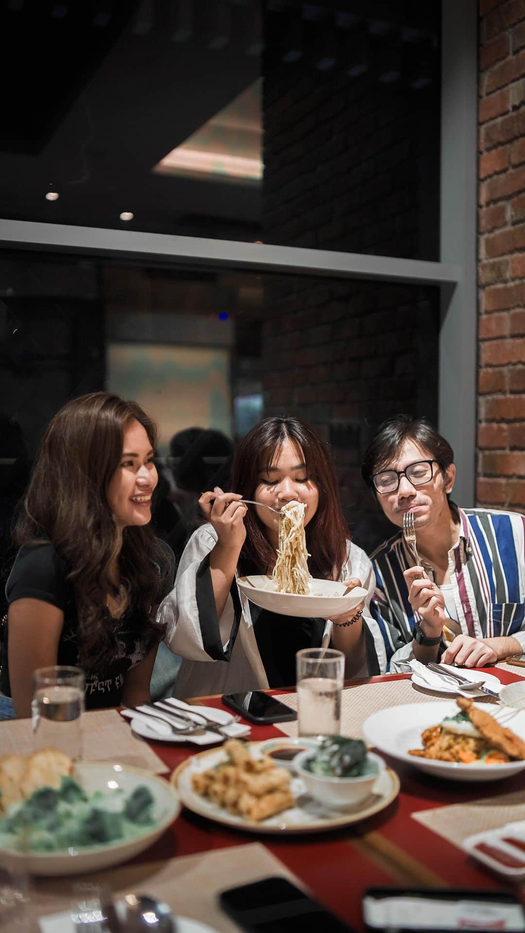 エアアジアのインスタグラム：「Foodie adventure with my squad 👯‍♂️✨🍽️ Reservation on point 💯 taste buds ready! 😋  Enjoy instant dine-in reservations and get up to 50% off at any restaurant now. #airasiafood #dinein #airasiasuperapp #reservations #exploreyourway #culinaryexperience」