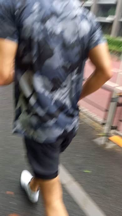 宇野けんたろうのインスタグラム：「何回走ってもキツイコースの赤坂御所。  ヤマケンの頑張りに期待。  @yamamoto_kenta.yamaken  筋力が半端ないから  体重落とせば必ずいける。  #27時間テレビ #100kmサバイバルマラソン  #ウルトラマラソン」