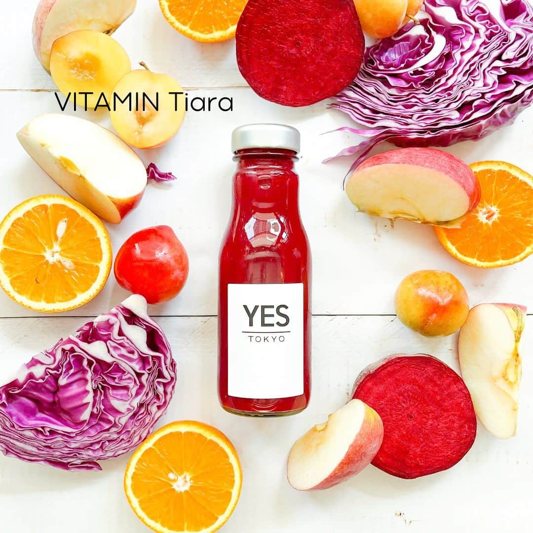 YES TOKYOのインスタグラム：「⁡ ⁡ ⁡ 【SEASONAL MENU -VITAMIN Tiara-】 ⁡ ⁡ いつも、YES TOKYOをご利用頂きありがとうございます。 ⁡ 7月より季節限定のSEASONAL MENUとして販売しております【VITAMIN Tiara】のご紹介です！ ⁡ ⁡ 【VITAMIN Tiara】 リンゴ・オレンジ・ビーツ・レッドキャベツ ・プラム ⁡ 旬のプラムを使用した、とても飲みやすくスッキリとした味わいで、ビーツが苦手な方にもお気軽にお飲みいただける1本です。 ⁡ プラムには、優しい甘さとほのかな酸味があり、疲労回復効果が期待できるクエン酸やリンゴ酸が含まれている為、今の季節にはピッタリ！ ⁡ 最近は気温の変化も多く、湿度や気温の上昇により体調を崩しやすい季節ですよね.... ⁡ また、若返りのビタミンとも呼ばれる、ビタミンEには抗酸化作用を持っており、活性化酸素を抑えてくれますので、アンチエイジングには欠かせません。 ⁡ 体調の整え、美容効果たっぷりな1本は、毎日でも飲みたいですね☺︎ ⁡ ⁡ -こんな方にオススメ- ✔︎ビタミン不足な方 ✔︎ビーツが苦手な方 ✔︎お肌の悩みを解消したい方 ✔︎野菜が苦手な方 ⁡ ⁡ 季節限定の商品でございます。是非この機会にお試しください。 （店頭または、オンラインショップよりご購入頂けます。） ⁡ ⁡ 何かご不明な点がございましたら、お気軽にお問い合わせください。 ⁡ 【お問い合わせ】 ■中目黒店 ☎︎：03-3760-4717 ⁡ ■二子玉川店 ☎︎：03-6447-9663 ⁡ ⁡ ⁡ @yestokyo @yescbd_japan #yestokyo #yoga #cbd #coldpressedjuice #yescbd #ヨガ #コールドプレスジュース #ジュースクレンズ #クレンズジュース #中目黒 #二子玉川 #代官山 #福岡 #渋谷 #横浜 #ダイエット #ファスティング #ダイエットメニュー #cbdオイル #ダイエットプログラム #腸活 #断食 #断食ダイエット #ビーガン #スープクレンズ #全国配送 #ギフト #ケータリング」