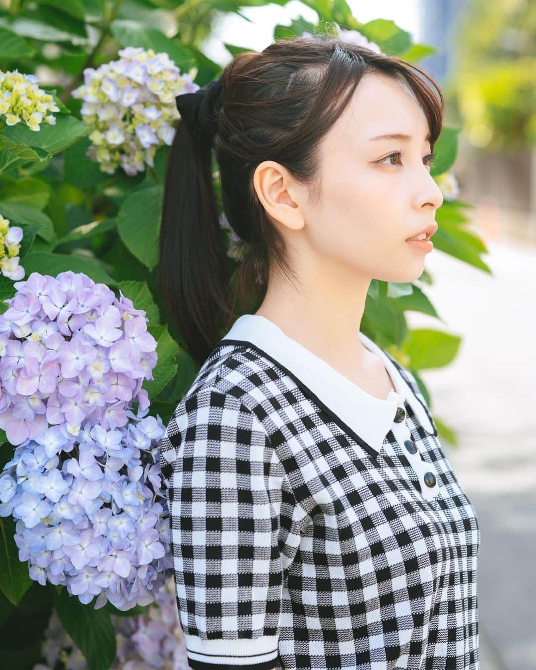 一ノ瀬みかのインスタグラム：「甘い香り #夏　#ポートレート　#紫陽花　#ポニーテール」