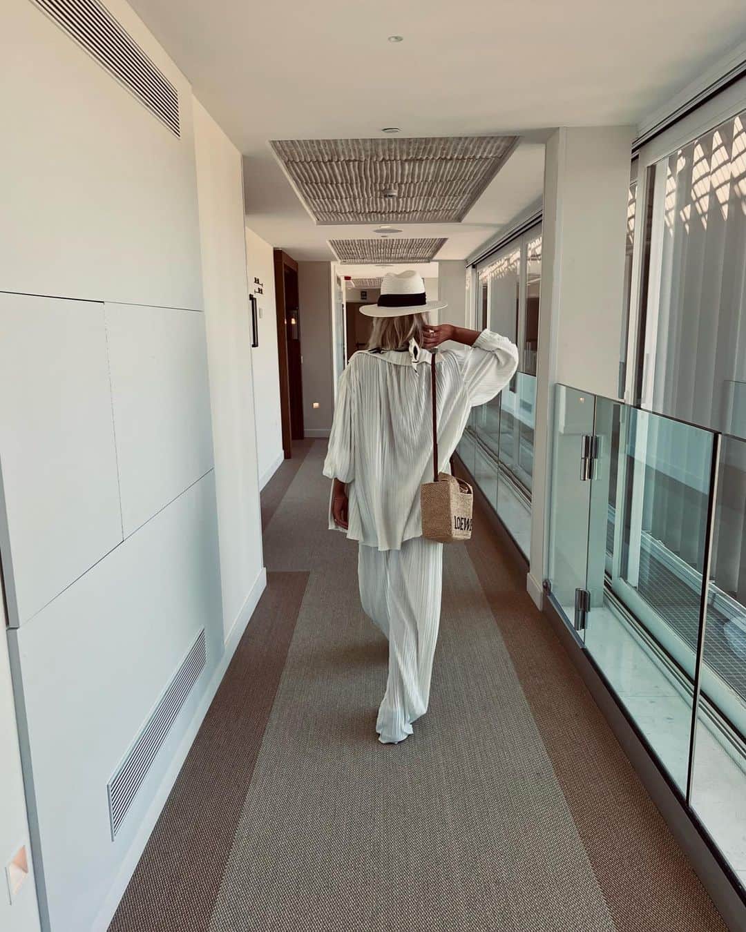 Mollie Kingのインスタグラム：「Holiday mode」
