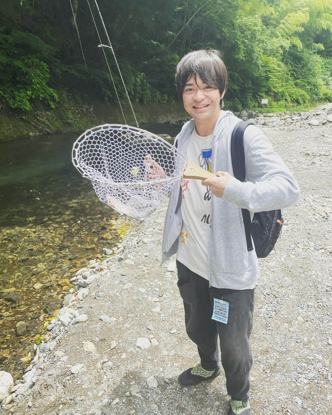 前川泰之さんのインスタグラム写真 - (前川泰之Instagram)「今オンエア中のドラマ、  『テイオーの長い休日』で共演してる今井悠貴くんが、、  なんと『釣りバカ』  いや、『釣り好き』だと言う事で、じゃ時間見つけて絶対一緒に行こう！となり、先日オフを利用して実現してきました😌  悠貴くんとは実はドラマ『3年A組』でも共演していて、僕が演じたファイター田中(戦隊モノなどのスーツアクター役)に憧れて弟子になる、という設定で、、。 それ以来2度目の共演で初めて沢山話す機会があり、釣り談義に花が咲いた、という訳で、、😌。  で、今回は僕のホームグラウンド渓流釣りへ。管理釣り場という自然渓流を利用したいわゆる釣り堀です。 悠貴くんは初めての挑戦。まぁでも釣りに慣れていることもあり飲み込みは早く、、初のニジマスもゲットし、昼には塩焼きにしてもらって美味しくいただきました😋✨✨  ついてきたウチの長男も釣り練しつつ、よく遊んでもらいました。  二人して釣りに夢中になり過ぎてツーショット写真を完全に忘れる、、という😅  いや、いい釣り友が出来たぞ👍🏻 次回は悠貴くんの好きな海釣りかなぁ。  さて！！　 こっちが本題！！！ そんな二人が出演中のドラマ  『テイオーの長い休日』第5話が本日よる 11時40分からオンエアです！！ 悠貴くんの活躍する回。思わずホロッとさせられる素敵な第5話。 ぜひご覧くださいね🙏🏻🙏🏻🙏🏻  #テイオーの長い休日　#船越英一郎　#戸田菜穂　#今井悠貴　#宮下結衣　#石原颯也　#平野絢規　#白石隼也　#久保田磨希　#木場勝己　#釣り好き　#釣り好きな人と繋がりたい　#奈良子釣りセンター　#3年A組」7月1日 15時34分 - maekawa_yasuyuki_official