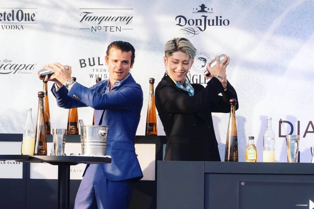 雅-MIYAVI-のインスタグラム：「Welcome to Bar MIYAVI.  😂  My first time shaking this hard in my life, haha.  At the prestigious Diageo World Class - Japan Final, Thanks @diageo for letting us have this amazing experience, and deep gratitude to the Erik the master mixologist.  Also want to express my sincere thanks to the wonderful @hikari for her kindness and uplifting presence onstage.  As some of my fans know, the 1942 has been one of my most fav drinks, and I usually prefer it neat. However, this time, I was completely blown away by the colorful transformation that happened when this tequila expertly blended by those artistic mixologists.  Here’s to an exciting summer 2023, let’s go.  Cheers 🍸  BAR 雅へ　ようこそ  人生で初めてこんなにシェイクしたかも  人生初のカクテルメイキング 貴重な体験をありがとうございました。  普段、基本はニートかオンザロックなんだけど、今回、素晴らしいミクソロジストの皆さんが作ってくれたカクテルを体験して カクテル作りの奥深さと楽しさを再発見することができました。  ヒカリちゃんも暑い中、お疲れ様でした＆グッドバイブスをいつもありがとう！  みんなはどんなカクテルが好きかな  🍸  #Repost @miyavi_press ・・・ 【Topics】 MIYAVI、人生初のカクテルメイキングに挑戦 森星「おいし～い!」と大絶賛🍸👀✨  ギタリスト・MIYAVIとモデルの森星が29日、都内で行われた世界最大級のバーテンダーのコンペティション『DIAGEO WORLD CLASS 2023』の日本予選『DIAGEO WORLD CLASS 2023 JAPAN FINAL』に登壇した。  2人はこの日、スペシャル競技『Don Julio 1942 SPECIAL GUEST CHALLENGE』に特別審査員として登場。『DIAGEO WORLD CLASS』世界チャンピオン経験のあるエリック・ロレンツ氏、昨年の日本チャンピオンである緒方唯氏にレクチャーを受けながら、MIYAVIが人生初となるカクテルメイキングに挑戦した。  MIYAVIの力作を口にした森星は「おいし～い！やっぱりあれだけのステージであれだけのパフォーマンスできる人はカクテルメイキングも100％ですね」と大絶賛。酒にまつわるエピソードとしてMIYAVIは「アメリカ時代にマネージャーからDon Julio 1942を教えてもらい、今ではアメリカと東京の家に2～3本ずつストックしていて、オン・ザ・ロックで嗜んでいます」と“ロック”な思い出を語った。  MIYAVIは「きょうは実際みなさんにプレゼンしながらカクテルをつくっていただいて感じたのは、作り手、受け手それぞれの人生があって、作った一杯が人の人生を変えるかもしれない、ということ。受け手の捉え方をベストに持っていくためのプレゼンや味のバランス、そこに込める想いを感じさせられました。音楽やファッションと一緒で、カクテルは言葉を超える。世界に勝負できるカクテルを日本人として作って欲しいです」と、アーティストの身として共感する思いとともに、出場者の方にエールを送った。  (記事内より一部抜粋) 📰 https://www.oricon.co.jp/news/2284885/full/ @oricon.news  #DIAGEOWORLDCLASS2023」