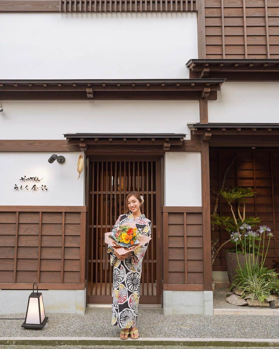 羽石杏奈のインスタグラム：「a weekend trip to Kanazawa 👘 ✾  先週末の金沢旅は、 風情ある街並みで人気の、ひがし茶屋街に宿泊したよ〜！ 茶屋街にある唯一(!)のホテル、らしく金沢 @rashiku_kanazawa 🤎✨ 金沢の観光地、兼六園や21世紀美術館等も徒歩圏内で ロケーションも雰囲気も金沢を大満喫できた◎  ホテル内から、15部屋全て異なるお部屋内、 たくさんの金沢の伝統を感じるこだわりの細部とデザインで 金沢の美しさを感じられるホテル時間でした👏💓  浴衣/着物レンタル、人力車観光、 ディナーは隣接する日本料理店を ホテルのオプションでお願いしたよ🫶  金沢、街も自然も伝統もグルメも、 好きな街の一つです♡  🏨 @rashiku_kanazawa  👘 @kanazawa.kirara  🎈 @romanya_kanazawa  🍽️ @kanazawa.yokoyama15  💐 @hanamaru_style  #kanazawa #金沢 #ひがし茶屋街」