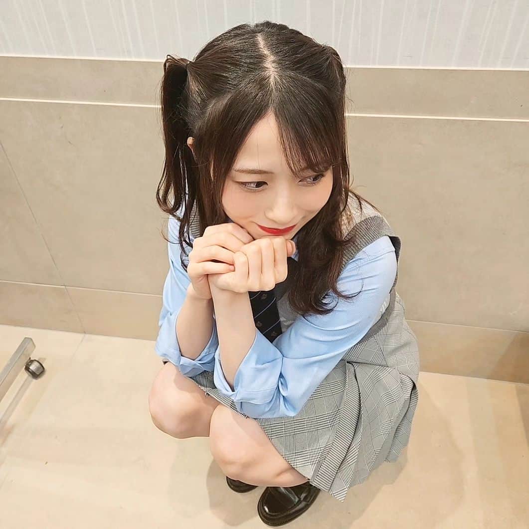 佐々木優佳里のインスタグラム：「💙  THE MUSIC DAY2023  ありがとうございました！！  髪型はハーフツイン🐰❤️  #themusicday  #akb48 #制服 #衣装 #ヘビーローテーション」