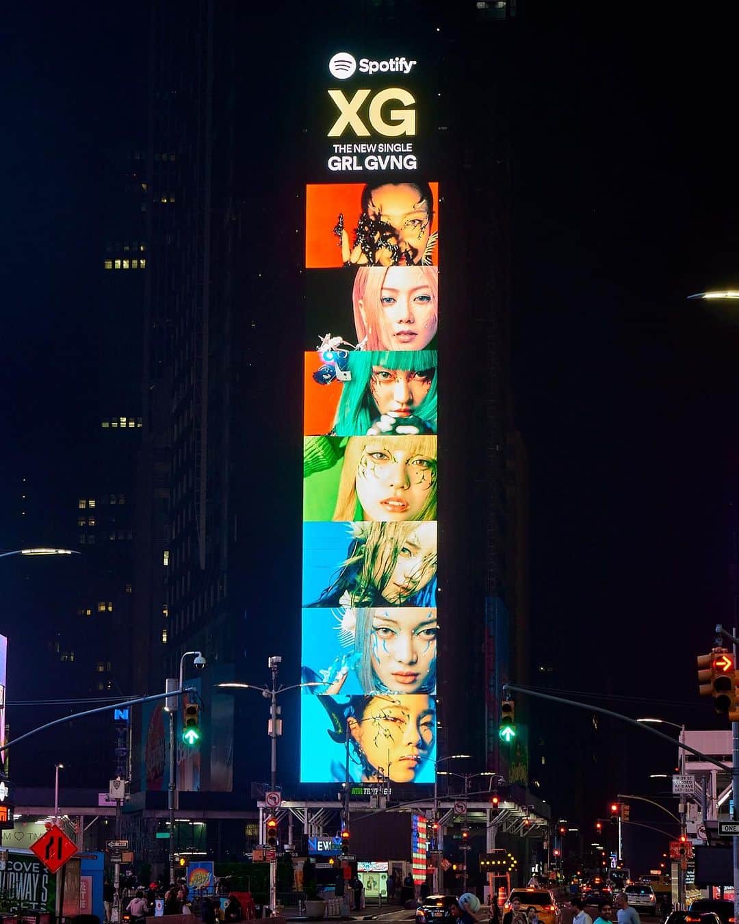 サイモン さんのインスタグラム写真 - (サイモン Instagram)「GRL GVNG Time Square NewYork Thank you @spotify」7月1日 15時38分 - simonjakops