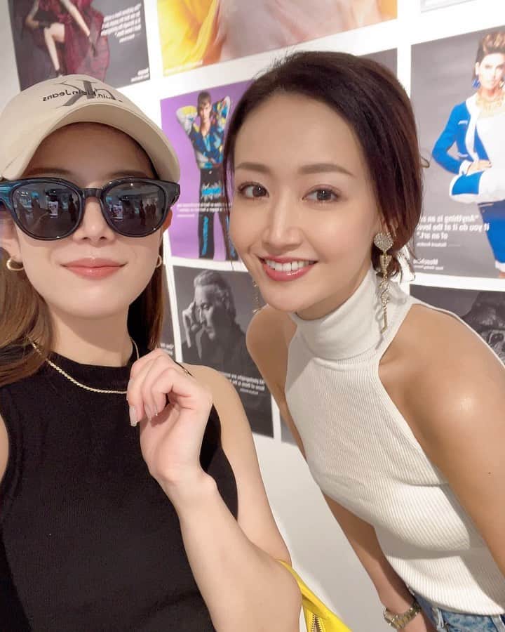 のインスタグラム：「美人で性格も良くて文句無し🥺 変なフィルターが掛かってない正直なところが本当好き。 @emire_sallon  逢うと毎回2人して話し過ぎの、また口がパッサパサ👄 何時間コースだったのだろうか。 アイラ氏とは現実的且つ重めな話が止まらない😮‍💨 現実逃避したって何も解決しないのにね… 現実逃避との共存を選ぶのなら仕方ないけども😑 . . 驚くほど失礼な事を言う人が居たり 相手の事を傷つけてまで守りたい自分が居るって それってどんな感覚なのだろうか😇ダサッ。 そんな事より、 もう1年の半分が終わった事にビックリです🤣 てな感じで7月も元気に過ごしましょう♡ . . #holiday#shibuya #人からどう見られたいかより自分がどう在りたいか #ジャックの熱い眼差しと胸を打つ言葉に思わず涙 #平野紫耀のダンスに息を呑む #ただの面食いか」