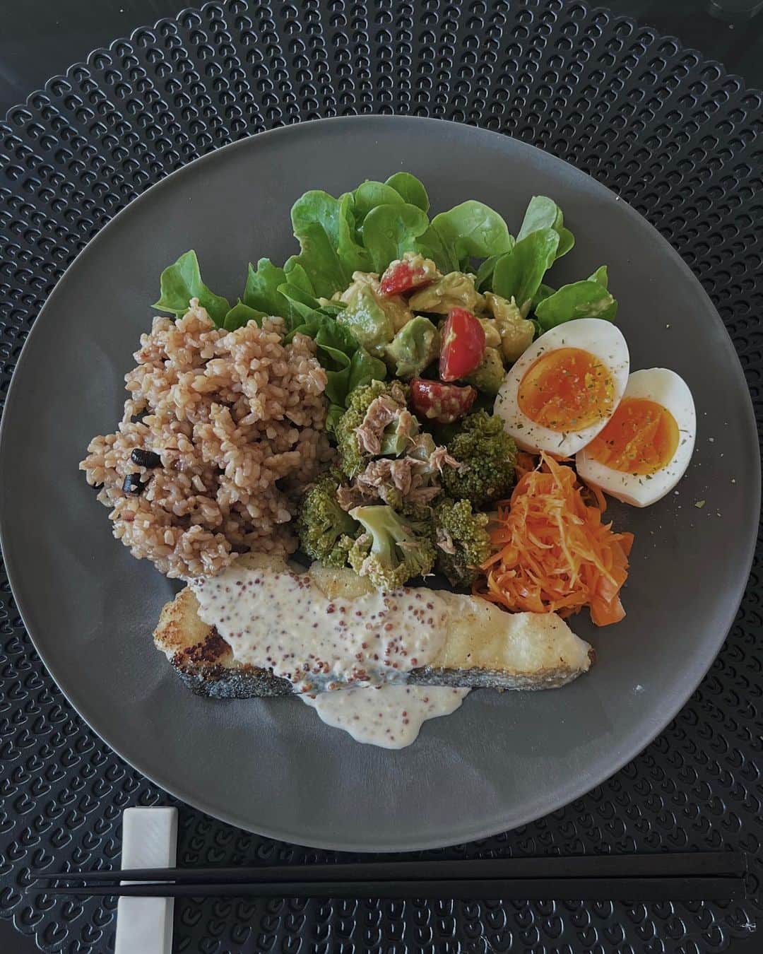 小原優花のインスタグラム：「減量ワンプレート🍽️ Diet during weight loss.  今までは基本玄米が主食でしたが、寝かせ玄米の美味しさに感動！🥺💓  普通の玄米よりも栄養価が高く食物繊維も豊富に摂れて、低GIなのでしっかり食べててもちゃんと体重が落ちて減量が捗ります👏🏻✨  お家で作るには、玄米+小豆+塩で炊いてから炊飯器で保温したまま混ぜながら3日間寝かせないといけなくてなかなか大変！🫠  なので最近はずっと無添加でレンジで簡単&おいしい @mocchiri_br の寝かせ玄米を食べています😋🤍🤍  男女問わず、筋トレしている方もダイエット中の方も健康的な食事を意識する方にもオススメです✨✨ ・ ・ 通常はサロンさん等を通さないと買えないのですが、オンラインストアでサポーターコードに『yunkoro』とご入力いただくと通販で購入ができます🚚💕  ハイライトのゆんごはんにもリンクが貼ってあるのでよろしければぜひ試してみて下さい🙆‍♀️❣️  おいしく健康的に減量がんばる🫶🏻❤️‍🔥」
