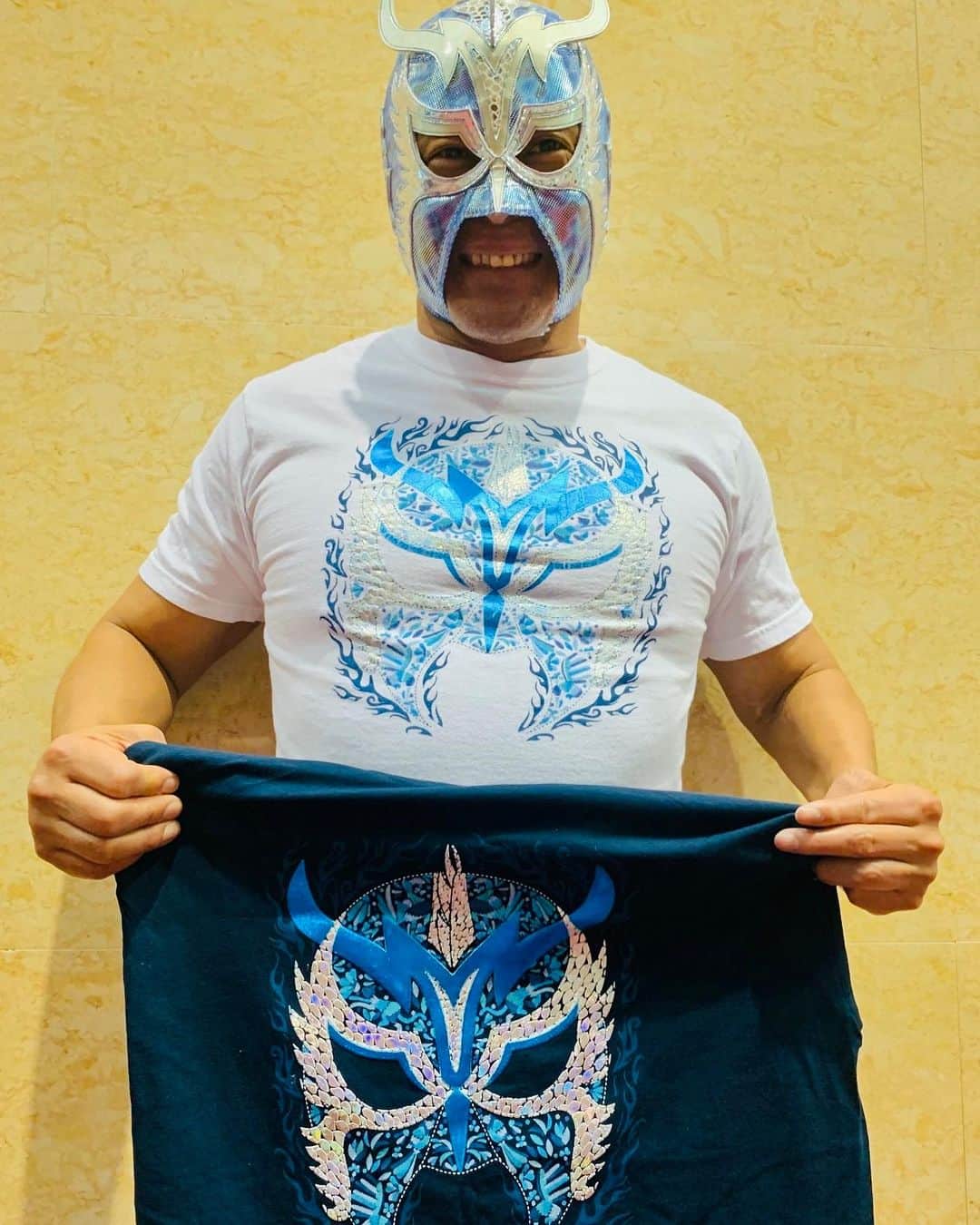 ウルティモ・ドラゴンのインスタグラム：「New T  @dragongate_pro  @toru.kido  @ud_tiendaoficial  @karaniart  #madeinmexico  #メキシコデザイン  #ニューtシャツ」