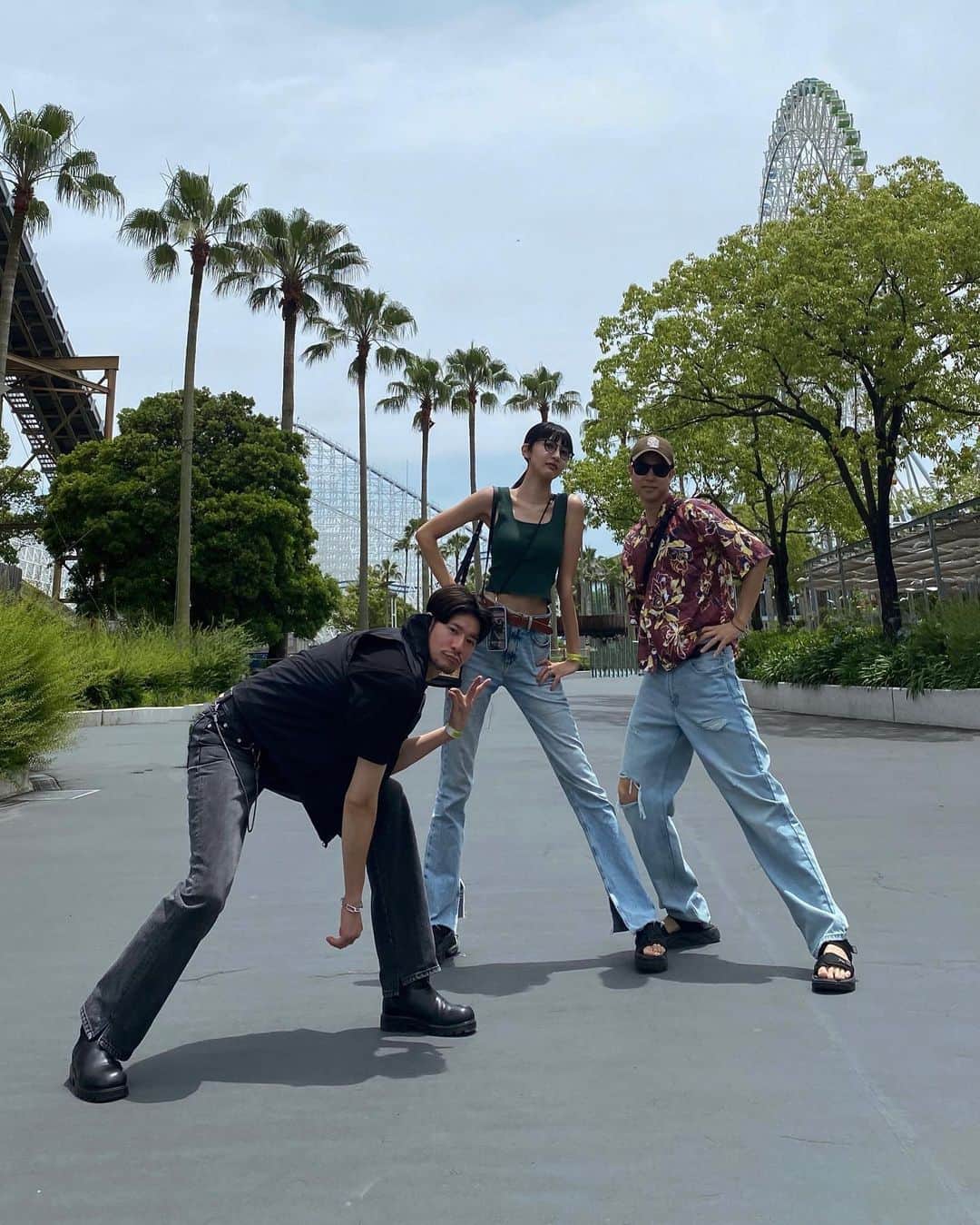 Lisaのインスタグラム：「大人の遠足inナガスパ🖤🩶  急遽前日飲みながら決まった❤️‍🔥 こういうノリができるラブたち🫶🏻笑  旦那ちゃんとも仲良くしてくれてありがとう心の友よ🩶🫶🏻  #大人の遠足#ナガシマスパーランド #皆二日酔いで調子悪」