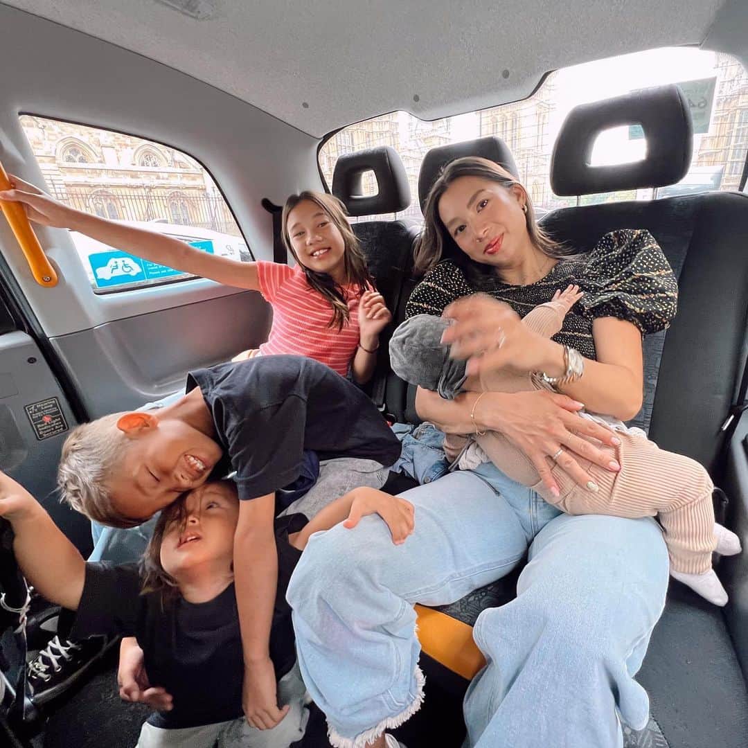 Jennifer Bachdimのインスタグラム：「London Taxi 🚖 Situation 🥹 His view vs my view 😅 . . @ibachdim view : Mama Jen feeding Kiro and our 3 happy kiddos. My view : Papa Irfan trying to burp Baby Kiro #LondonTaxi #teamBachdim」