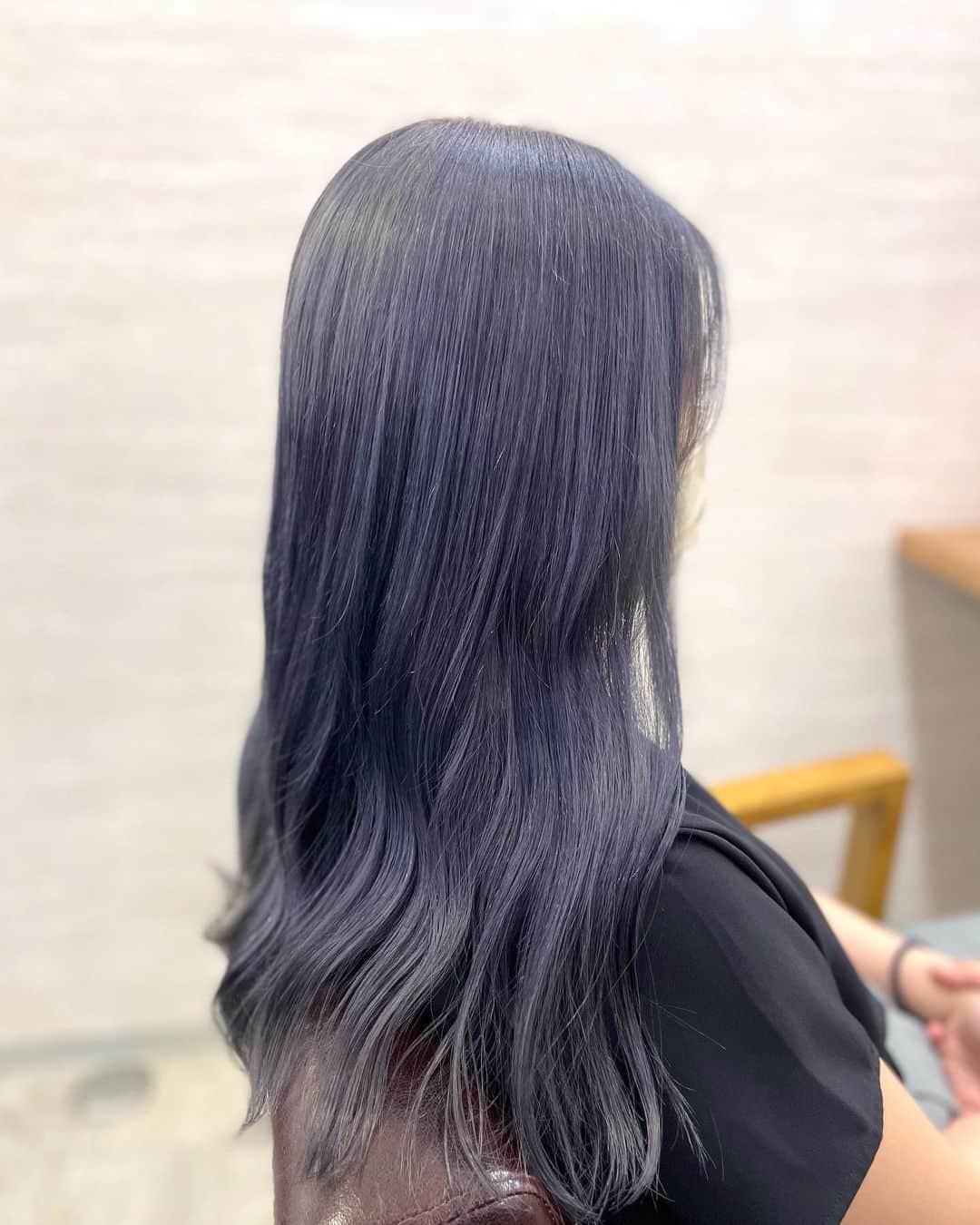 salon PRATiNO(サロンプラチノ)のインスタグラム：「. ブリーチ1回で作るハイトーン💫  深みのあるブルーグレーが おしゃれで可愛いです◎  . . . #hair#pratino#clavis#ハイトーン#韓国ヘア#デジパ#縮毛矯正#名古屋美容院#栄美容院#ショートカット#ウルフカット#透明感カラー#クラビス#酸熱トリートメント#ダメージ毛#ヘアサロン#女性スタッフのみ#ボヤージュコスメ #白髪染め#ペールカラー#エクステ#シールエクステ#ヘアメ#アイブロウ#メンズアイブロウ#メイク#ファイバープレックス」
