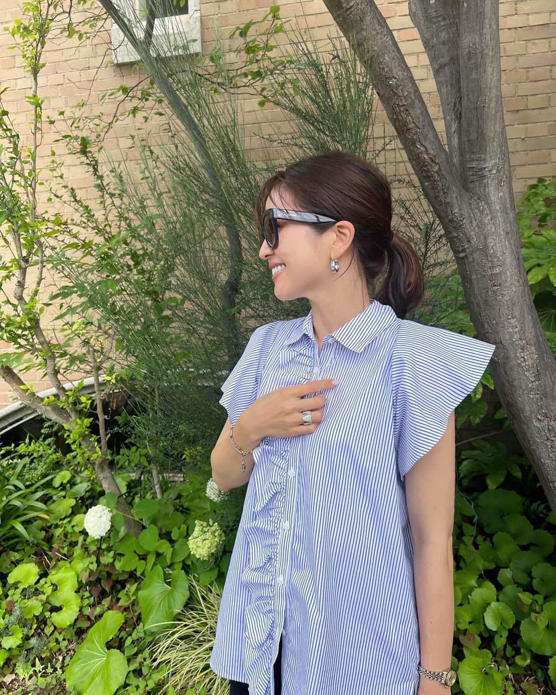 林香里さんのインスタグラム写真 - (林香里Instagram)「・ ・ 届いたばかりの @bow.a_official の Half Sleeve Frill Blouse☺︎  立体感のあるギャザーフリルのディテールが華やか♡ 適度なワイド感のおかげで、ほどよい抜け感も あって、とにかく涼しげで好きな感じ🩵🤍🩵🤍  #coordinate#wardrobe#outfit #fashion #bowa#mama」7月1日 15時50分 - kaori_hayashi1203