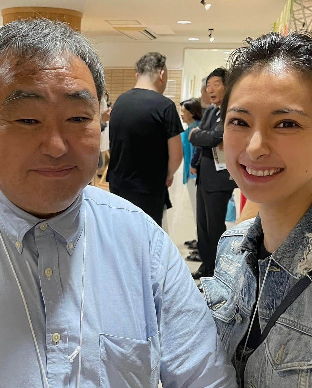 梅宮万紗子さんのインスタグラム写真 - (梅宮万紗子Instagram)「ゆうばりファンタスティック国際映画祭に、「リ、ライト」を持って行ってきました♪  本当は昨夜の屋外上映の予定が雨で、今日の朝からのスタートになってしまいました。 一体、夕張に何人の人が足を運んでくれるのだろう？と心配していたけれど、予想していたよりお客さんがいらしてくれて、とてもと〜て〜も、嬉しかったです。  10年くらい前に、映画に関わって、映画祭に行ったりしてみたいな、そんな役者になりたいな、と思うようになって、時間がかかってはいるけれど、一つ作品が作れて、本当に良かったなと、いまだに思いました。  上映後に、泣いてしまった！と声をかけてくださった方とお話ができたり、もうゆうばり映画祭が出来てから30年、ずっと来てるという方に褒められたりして、夕張に来た甲斐がありました。 ありがとうございました。  また早く、次も来れるように頑張ります。  #ゆうばり国際ファンタスティック映画祭  #ゆうばり映画祭  #映画祭イベント  #映画祭tamacinemaforum  #映画祭  #リライト  あ、後ろに石田純一さんがいらっしゃる。 と、嘘です、石田さんもいらしたから映るようにパシャリ。さりげなく売名行為をする私。 息子さんとの共演の映画が上映されるようです。それも楽しみな作品ですね。」7月1日 15時50分 - masakoumemiya_actor