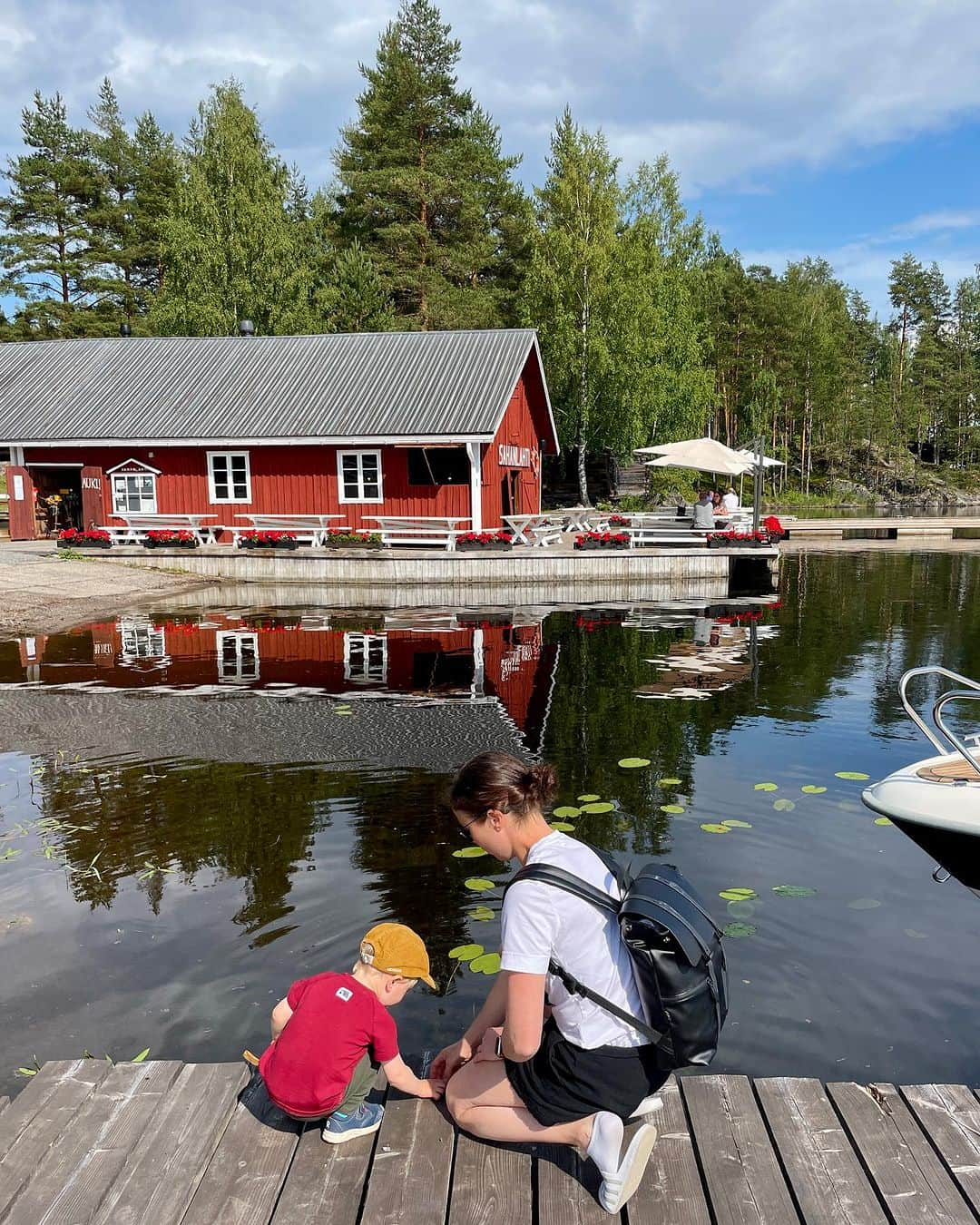 ラウラ・レピストのインスタグラム：「Parasta Suomen kesässä nää seikkailut joissa ei ihan tiedä minne menossa mutta useimmiten yllättyy positiivisesti.🍃🏡😍  Hurautettiin leirin jälkeen tänne ja ihan sääoptimisteina meinataan lähteä huomenna pyöräilemään Puumalan saaristoreitti. Ja seikkailumielellä saattaa säästäkin hei yllättyä positiivisesti..😆🤞🏼🌦️☔️☀️  #suomenkesä #pyöräily #sataajapaistaa #cycling #saimaa #puumala #saimaacycling #sahanlahtiresort」