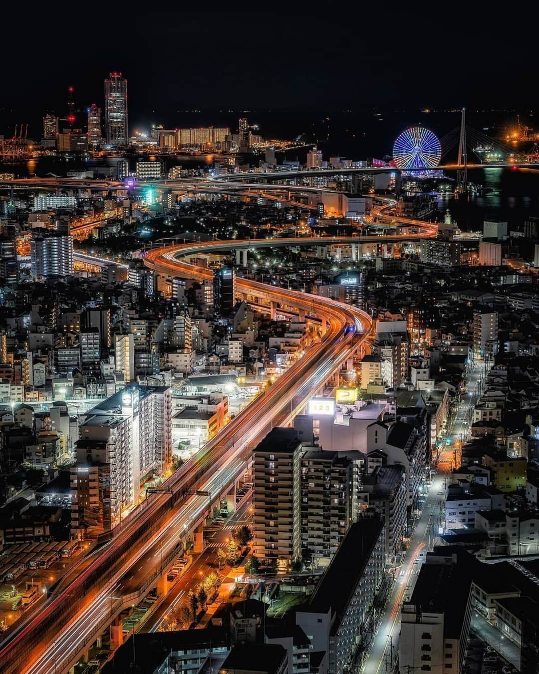 のインスタグラム：「‖ホテルからの夜景 Photo by @ryota.kawa12 https://www.instagram.com/p/CpUi8gfPJfU/ * ニコンのカメラ・レンズで撮影され、「#nikoncreators」をつけて投稿していただいた皆さまの作品をご紹介します。投稿の際は使用機材名をぜひご記載ください。 （作品使用に関するガイドラインは本アカウントのプロフィールに記載しているURLからご覧ください）  #nikoncreators #ニコン #nikon #一眼 #カメラ #camera #nikon📷 #nikonlove #light_nikon #夜景 #大阪  ※皆様、政府、自治体など公的機関の指示に従った行動をお願いします。  nikonjpでは、写真を「見る楽しみ」を提供することを通して、 微力ながら皆様にわずかな時間でも癒しをお届けしたいと思っております。 本アカウントでの投稿を引き続きお楽しみください。 . 【ご注意ください】⠀⠀ ニコンイメージングジャパン公式を名乗るなりすましアカウントが確認されています。 不審なDMを受け取った場合、記載されているURLなどはクリックせず、DMの削除などをお願いいたします。 . ニコンイメージングジャパン公式アカウントは下記からご確認いただけます。 https://www.nikon-image.com/socialmedia/」