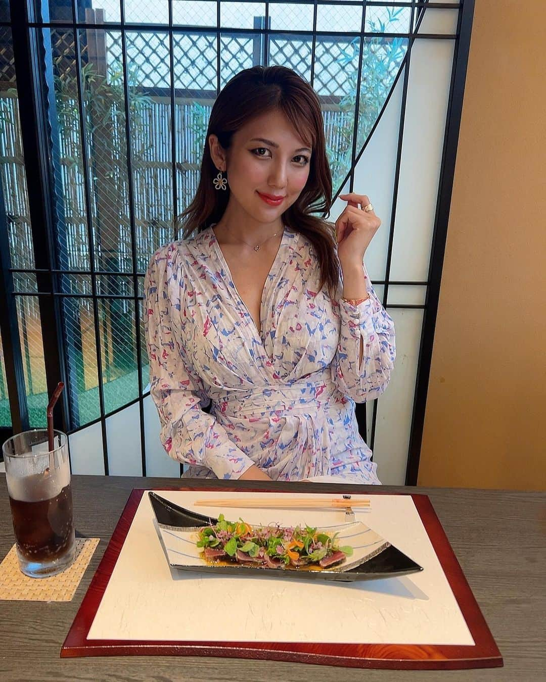 神谷麻美さんのインスタグラム写真 - (神谷麻美Instagram)「#三田ばさら別邸  季節のフルコース 食べたよ💖🇯🇵✨️ #懐石料理 だよ💖🇯🇵🍱❤️✨️ 全部美味しすぎたぁ💖🥰🫶🪐🌈💖✨️  特に、 ⭐️ミシュラン3年連続獲得歴を持つ名物料理「#トマトすきやき 」黒毛和牛リブロース は 目の前で女将さんが調理して下さって、お肉甘くて柔らすぎるし、卵もメレンゲが泡立ってて美味しすぎるよ❤️🐃💖✨️   ⭐️御椀  鮑のしんじょう 大きく鮑入ってて、すごく柔らかくて、美味しすぎるの🥰💖✨️  ⭐️食事  遠藤農園雪若丸と黒毛和牛の釜飯  すごく美味しすぎる💖🐃✨️ 目の前でお肉炙ってくれて、お肉柔らかくて甘くて、最高❣️❣️🥰✨️  ⭐️甘味 大吟醸酒粕クリームチーズのムース バタフライピーのジュレ 見た目紫陽花みたいですごく可愛いし、ムースの味も美味しすぎました💜💙好き🥰💖✨️  月ごとにメニューは変わるんだって🥰💖✨️  一軒家レストランで3階の個室で食べたけど、テラスにプロジェクションマッピングで鯉泳いでて、素敵だったぁ🥰💖°･🐠💖✨️  常識を打ち破るという南北朝時代の流行り言葉「 #ばさら」をかかげたお店だよ❤️⚔️🏯❤️✨️  PR @mita_basara_bettei  #港区グルメ #女将のいる店 #三田ばさらのトマトすき焼き #六本木ディナー #トマトすき焼き #六本木すき焼き」7月1日 16時02分 - asamice428