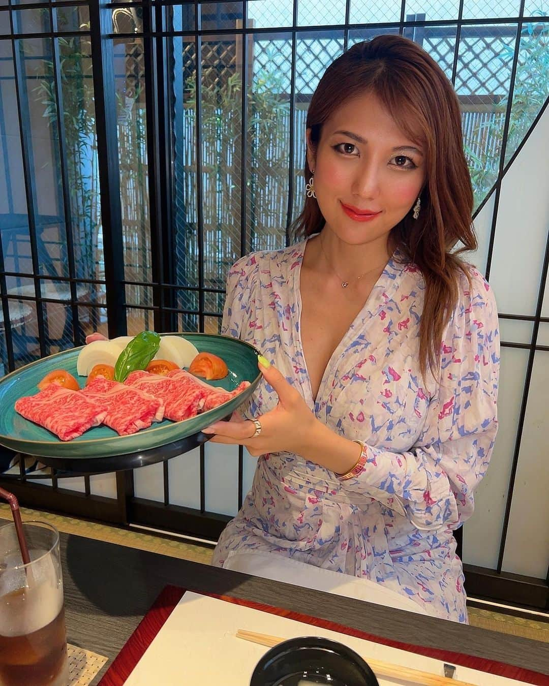 神谷麻美さんのインスタグラム写真 - (神谷麻美Instagram)「#三田ばさら別邸  季節のフルコース 食べたよ💖🇯🇵✨️ #懐石料理 だよ💖🇯🇵🍱❤️✨️ 全部美味しすぎたぁ💖🥰🫶🪐🌈💖✨️  特に、 ⭐️ミシュラン3年連続獲得歴を持つ名物料理「#トマトすきやき 」黒毛和牛リブロース は 目の前で女将さんが調理して下さって、お肉甘くて柔らすぎるし、卵もメレンゲが泡立ってて美味しすぎるよ❤️🐃💖✨️   ⭐️御椀  鮑のしんじょう 大きく鮑入ってて、すごく柔らかくて、美味しすぎるの🥰💖✨️  ⭐️食事  遠藤農園雪若丸と黒毛和牛の釜飯  すごく美味しすぎる💖🐃✨️ 目の前でお肉炙ってくれて、お肉柔らかくて甘くて、最高❣️❣️🥰✨️  ⭐️甘味 大吟醸酒粕クリームチーズのムース バタフライピーのジュレ 見た目紫陽花みたいですごく可愛いし、ムースの味も美味しすぎました💜💙好き🥰💖✨️  月ごとにメニューは変わるんだって🥰💖✨️  一軒家レストランで3階の個室で食べたけど、テラスにプロジェクションマッピングで鯉泳いでて、素敵だったぁ🥰💖°･🐠💖✨️  常識を打ち破るという南北朝時代の流行り言葉「 #ばさら」をかかげたお店だよ❤️⚔️🏯❤️✨️  PR @mita_basara_bettei  #港区グルメ #女将のいる店 #三田ばさらのトマトすき焼き #六本木ディナー #トマトすき焼き #六本木すき焼き」7月1日 16時02分 - asamice428