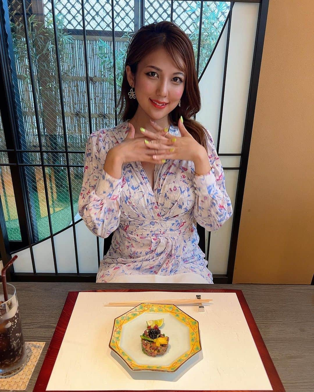 神谷麻美さんのインスタグラム写真 - (神谷麻美Instagram)「#三田ばさら別邸  季節のフルコース 食べたよ💖🇯🇵✨️ #懐石料理 だよ💖🇯🇵🍱❤️✨️ 全部美味しすぎたぁ💖🥰🫶🪐🌈💖✨️  特に、 ⭐️ミシュラン3年連続獲得歴を持つ名物料理「#トマトすきやき 」黒毛和牛リブロース は 目の前で女将さんが調理して下さって、お肉甘くて柔らすぎるし、卵もメレンゲが泡立ってて美味しすぎるよ❤️🐃💖✨️   ⭐️御椀  鮑のしんじょう 大きく鮑入ってて、すごく柔らかくて、美味しすぎるの🥰💖✨️  ⭐️食事  遠藤農園雪若丸と黒毛和牛の釜飯  すごく美味しすぎる💖🐃✨️ 目の前でお肉炙ってくれて、お肉柔らかくて甘くて、最高❣️❣️🥰✨️  ⭐️甘味 大吟醸酒粕クリームチーズのムース バタフライピーのジュレ 見た目紫陽花みたいですごく可愛いし、ムースの味も美味しすぎました💜💙好き🥰💖✨️  月ごとにメニューは変わるんだって🥰💖✨️  一軒家レストランで3階の個室で食べたけど、テラスにプロジェクションマッピングで鯉泳いでて、素敵だったぁ🥰💖°･🐠💖✨️  常識を打ち破るという南北朝時代の流行り言葉「 #ばさら」をかかげたお店だよ❤️⚔️🏯❤️✨️  PR @mita_basara_bettei  #港区グルメ #女将のいる店 #三田ばさらのトマトすき焼き #六本木ディナー #トマトすき焼き #六本木すき焼き」7月1日 16時02分 - asamice428